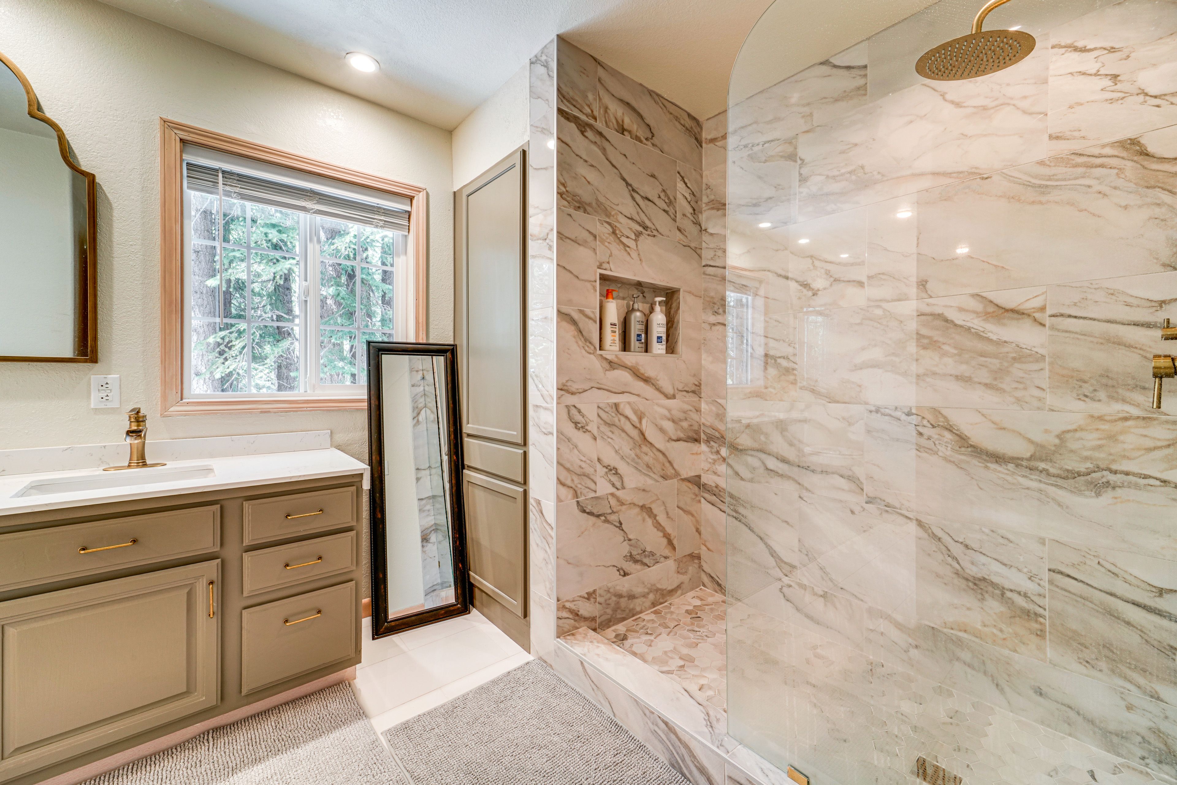 En-Suite Bathroom | Towels Provided | 2nd Floor
