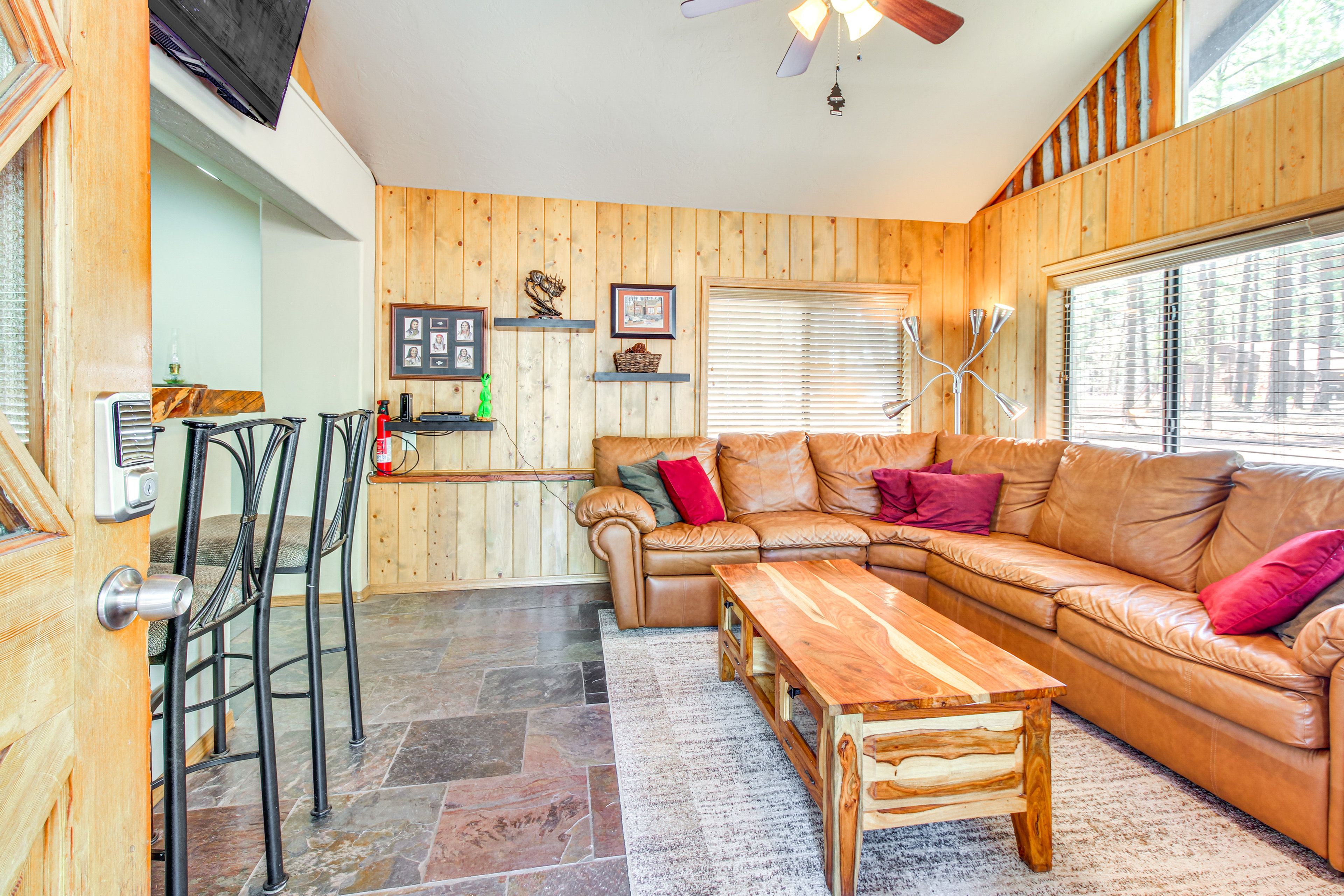 Living Room | Free WiFi | Smart TV | Full Sleeper Sofa