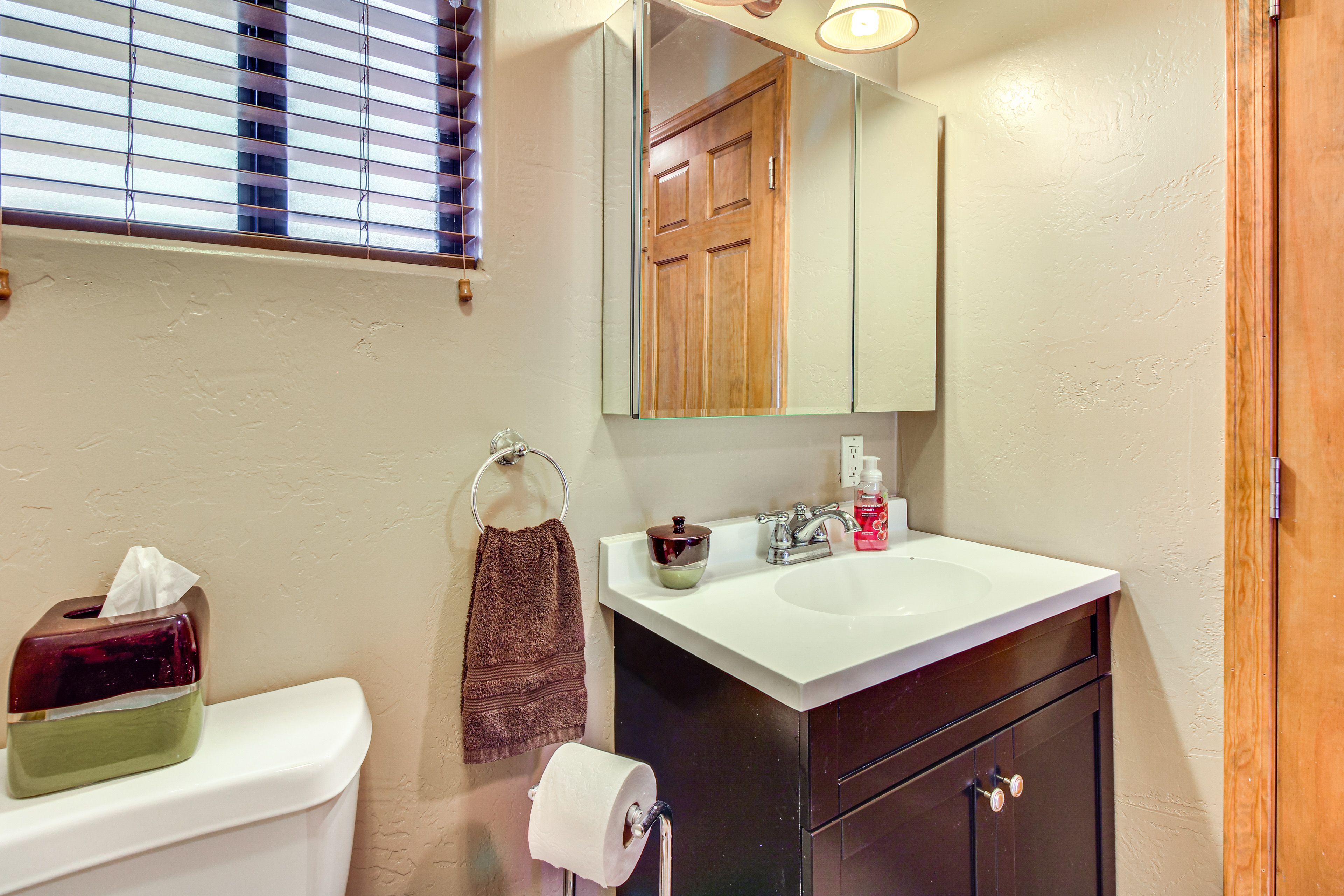 Full Bathroom | Towels Provided | Washer & Dryer