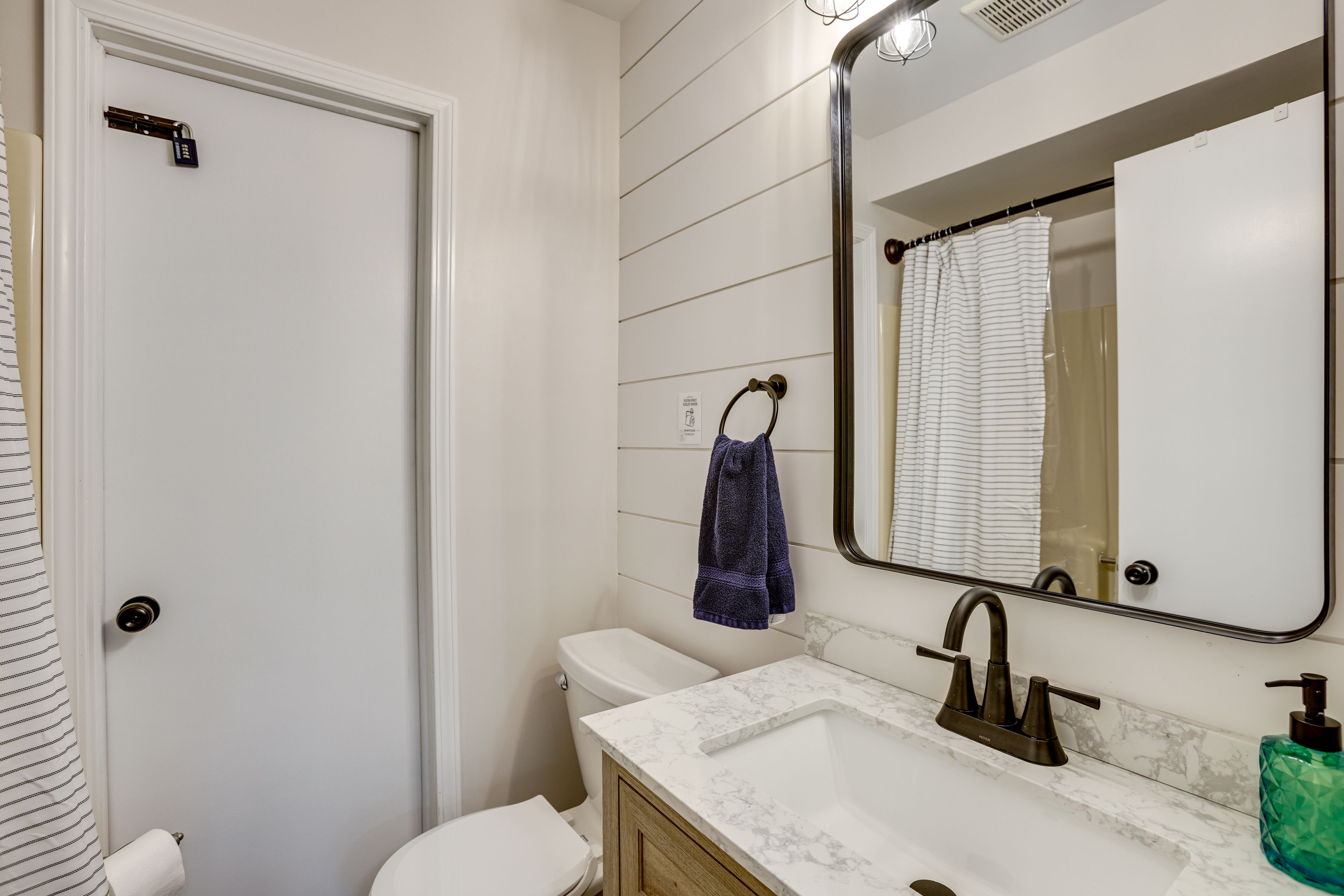Full Bathroom | Towels Provided