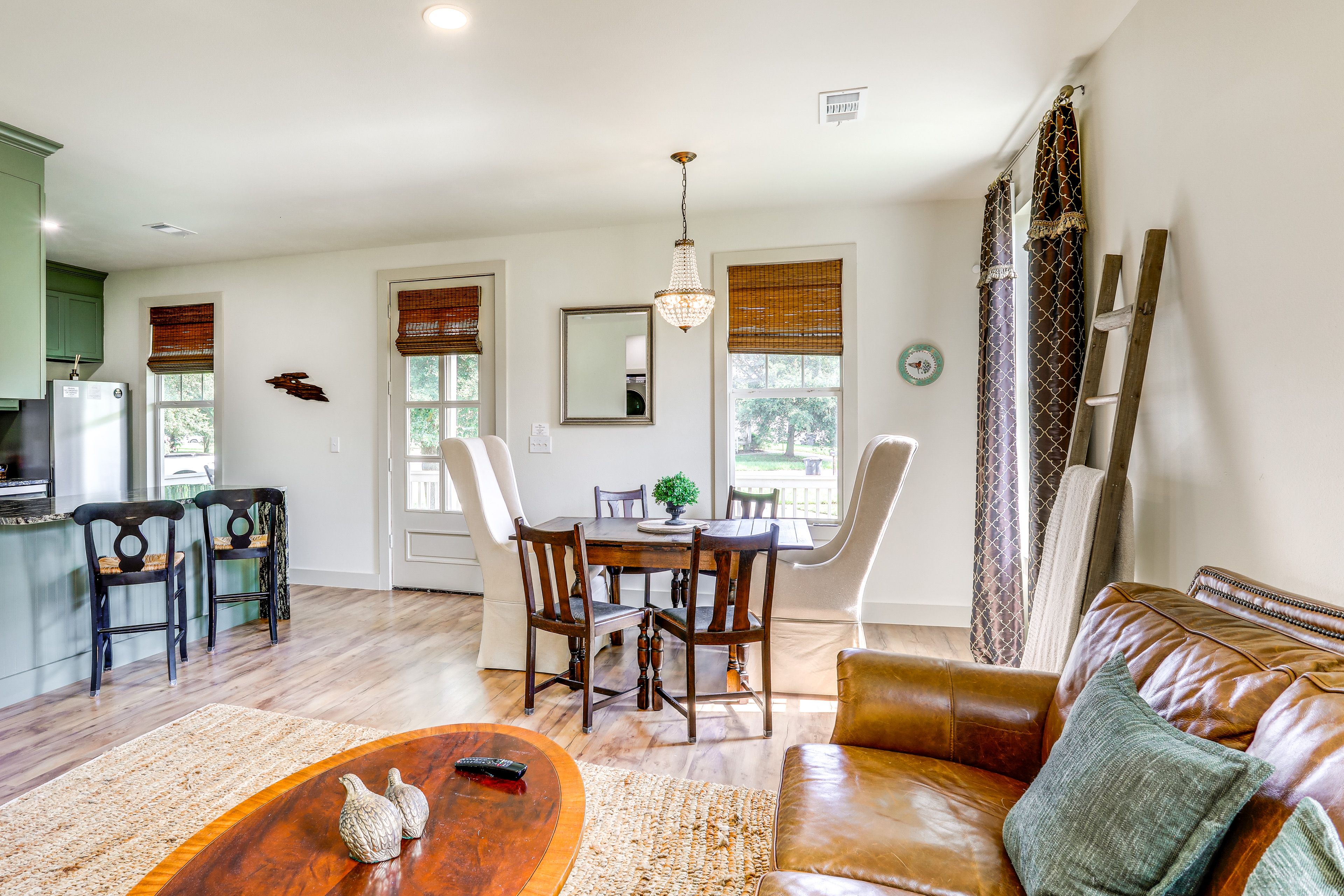 Baton Rouge Vacation Rental | 2BR | 2BA | 1,200 Sq Ft | 5 Steps Required
