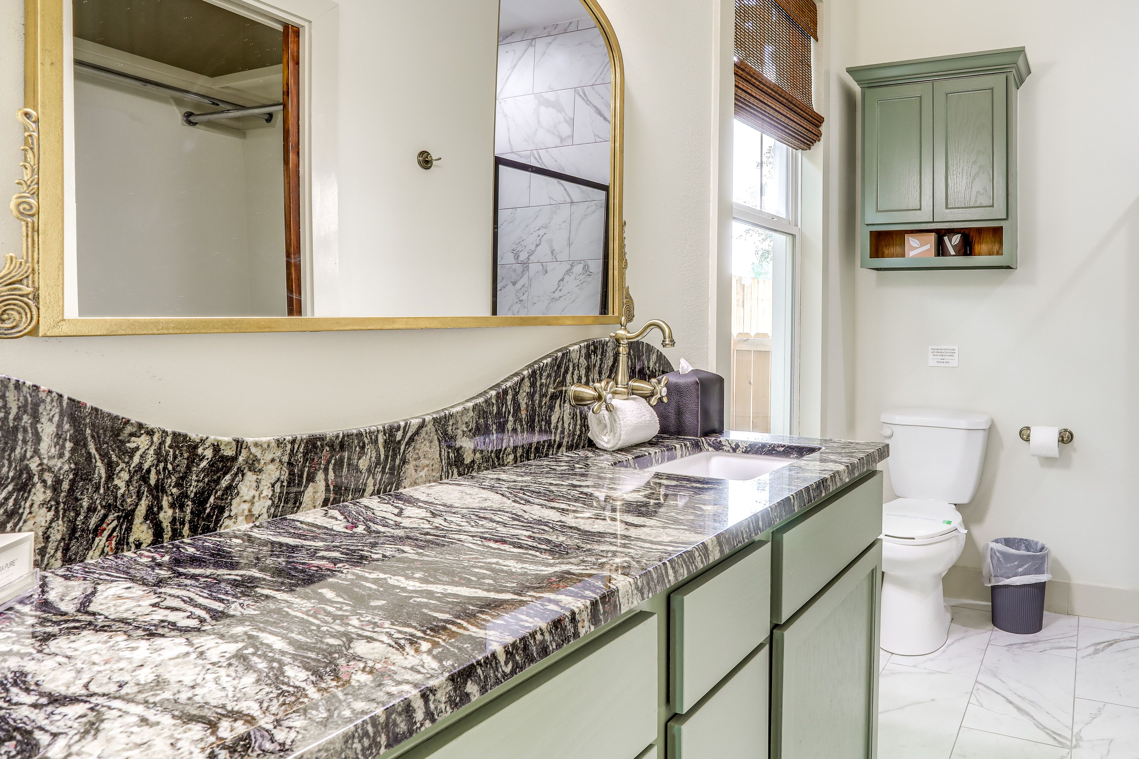 Full Bathroom | Towels Provided