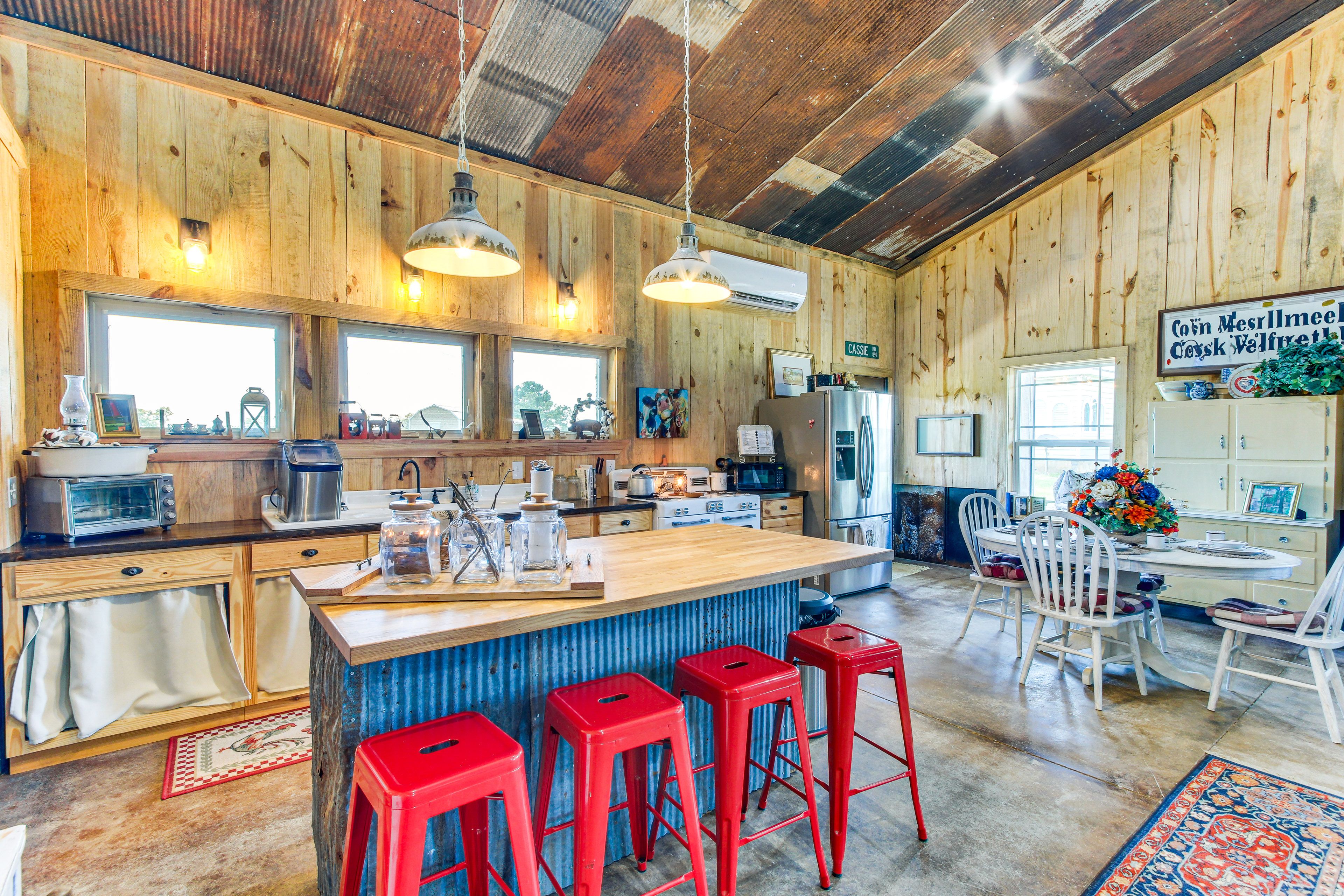 Dining Area | Kitchen