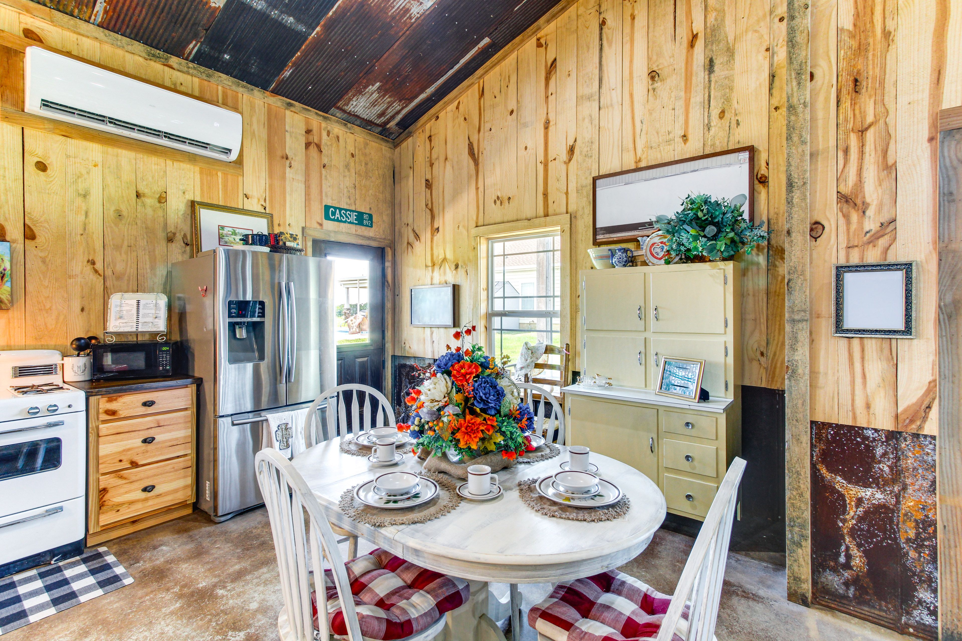 Dining Table | Dishware/Flatware | Main Floor
