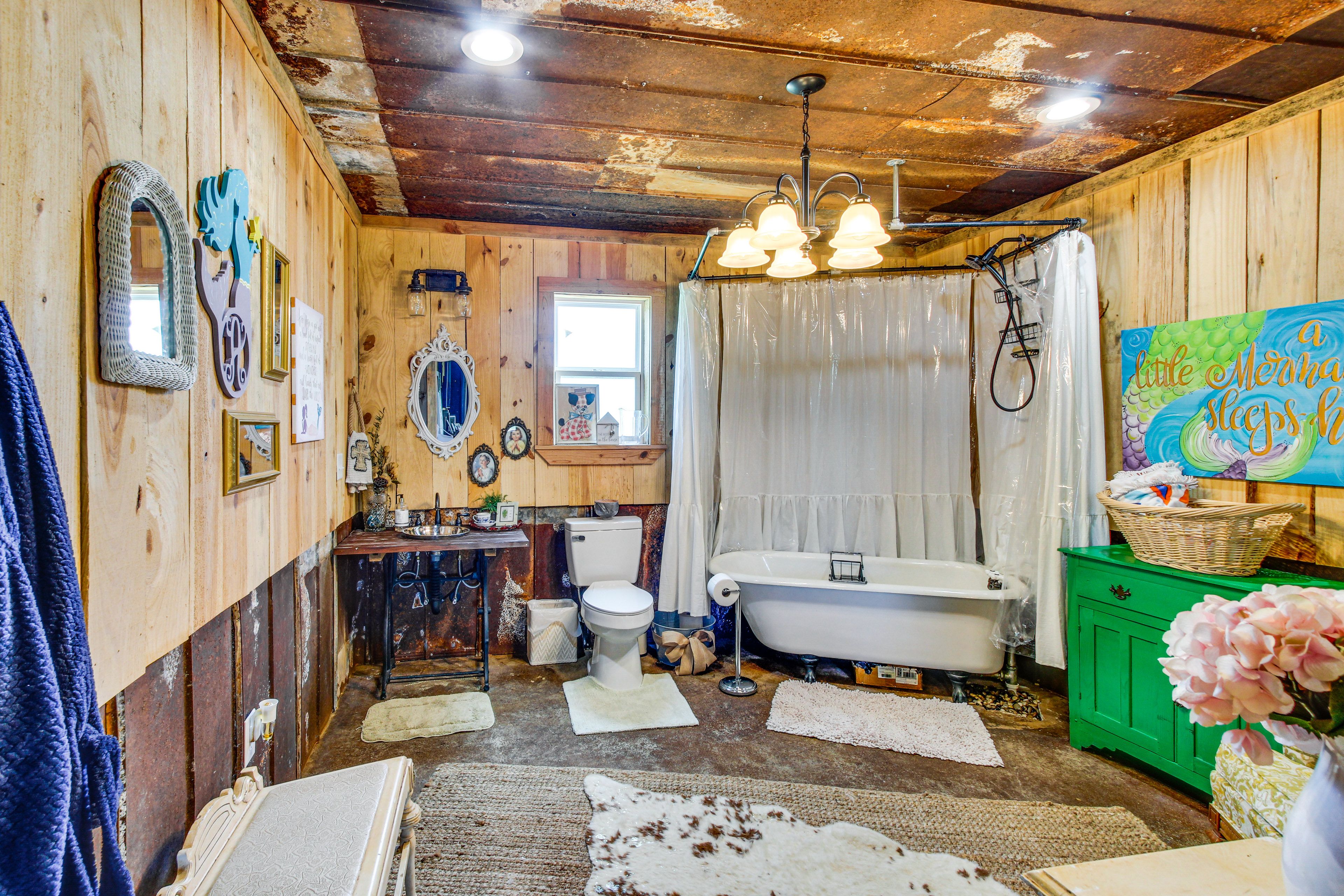 Full Bathroom | Towels Provided | Main Floor