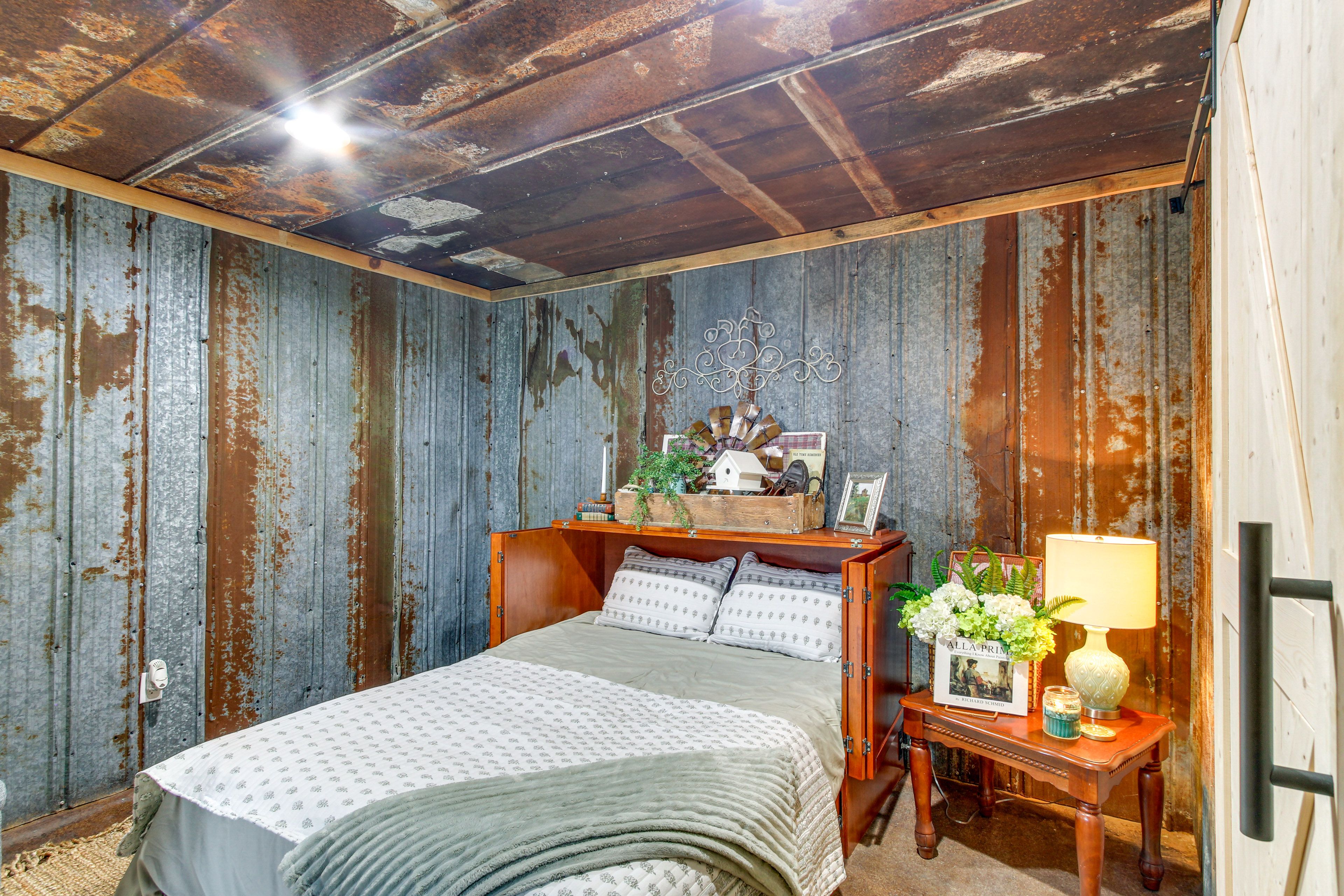 Bedroom | Queen Bed | Main Floor