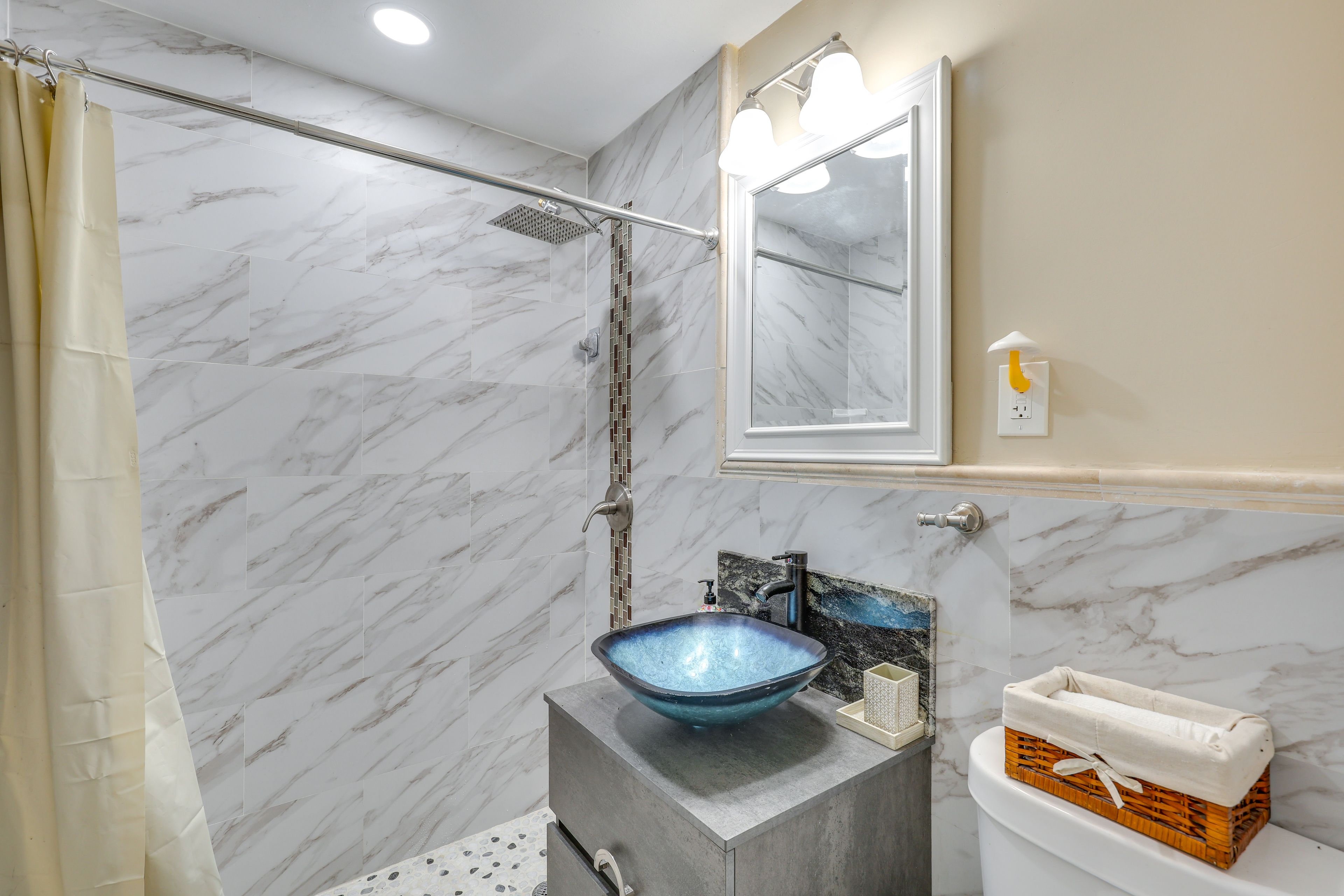 Full Bathroom | Towels Provided