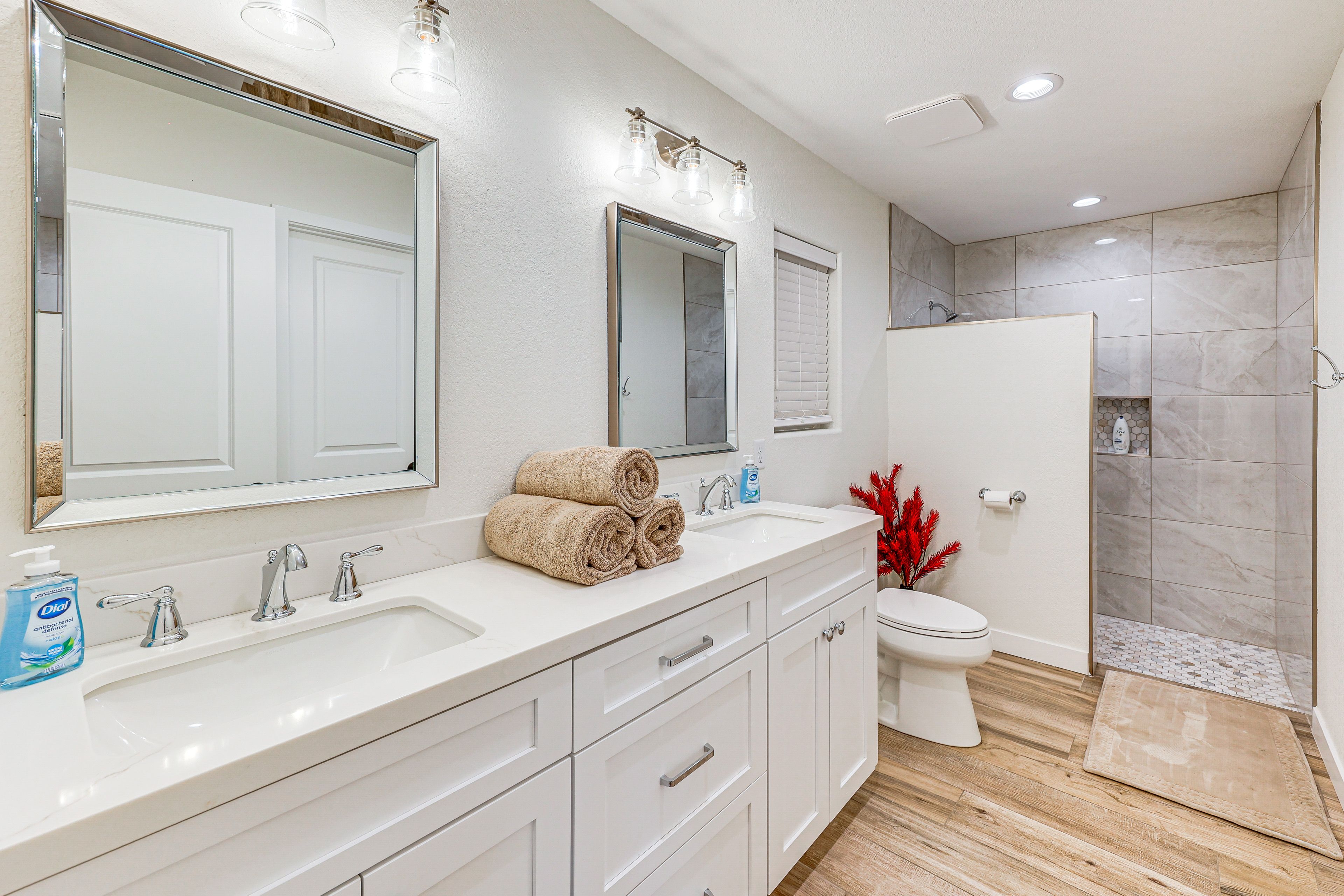 Full Bathroom | Towels Provided