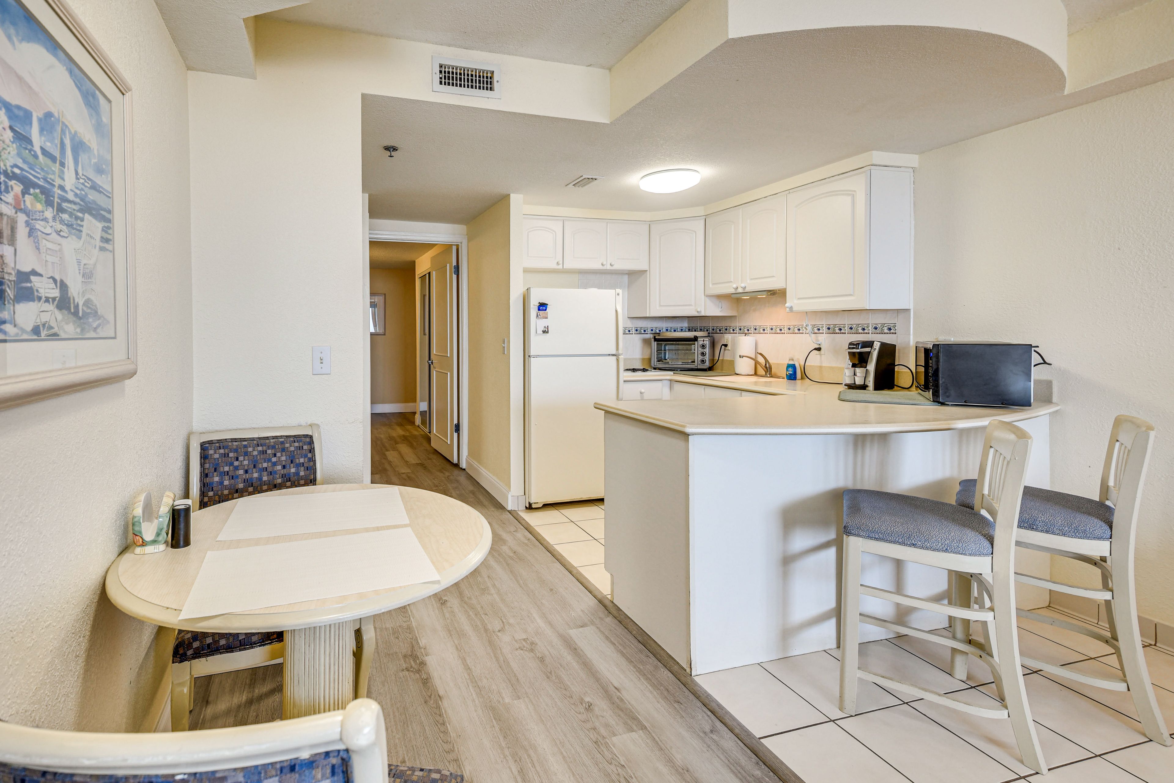 Dining Area | Dishware/Flatware Provided