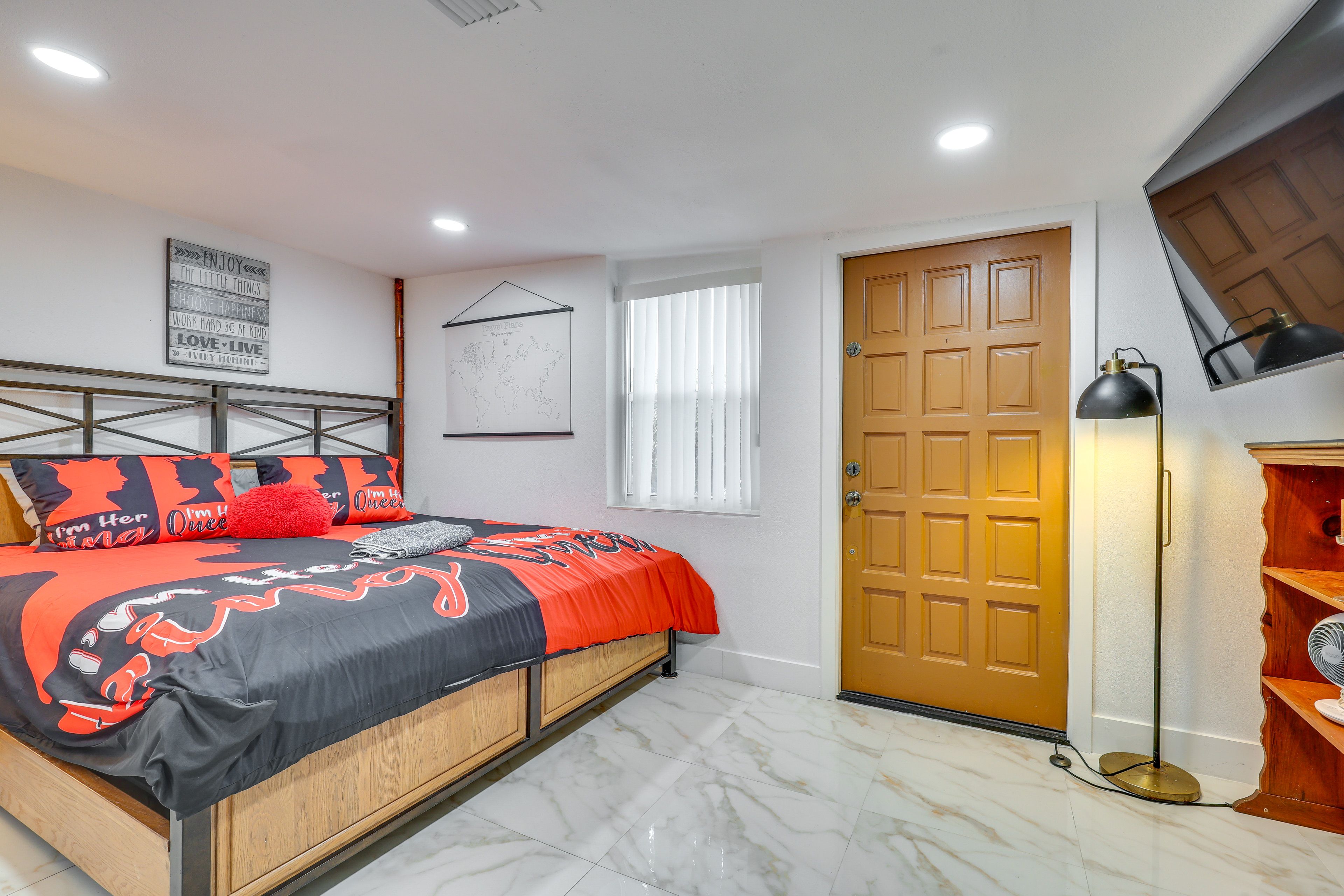 Studio | Queen Bed | Linens Provided