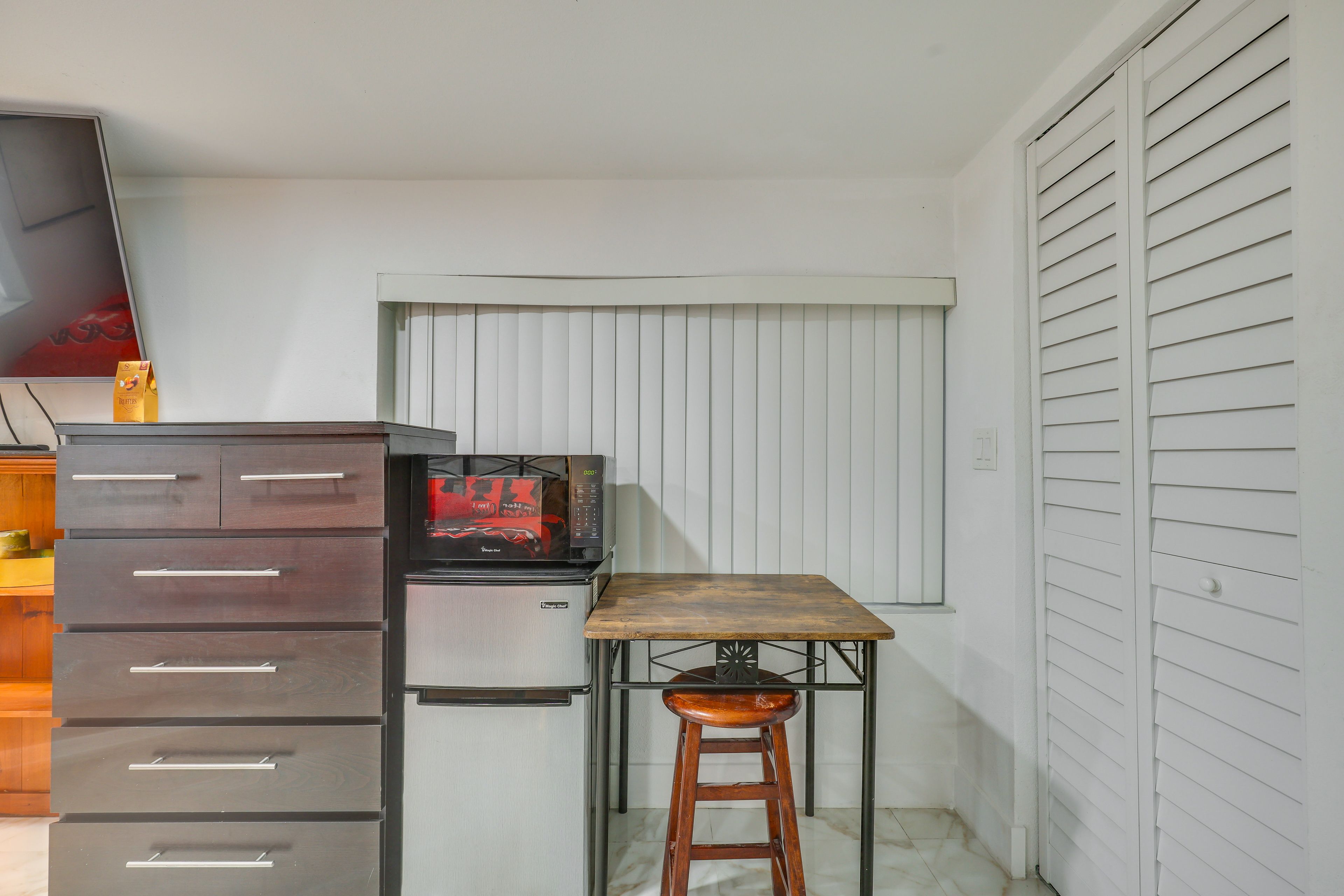Dining Area | Dishware & Flatware | Central A/C & Heat