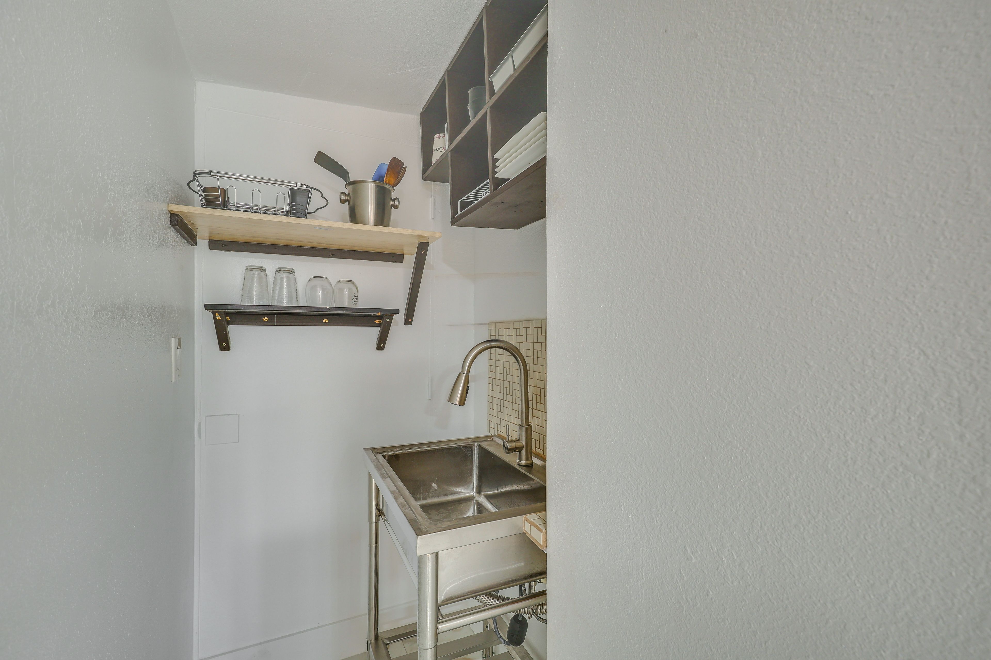 Kitchenette | Cooktop | Microwave