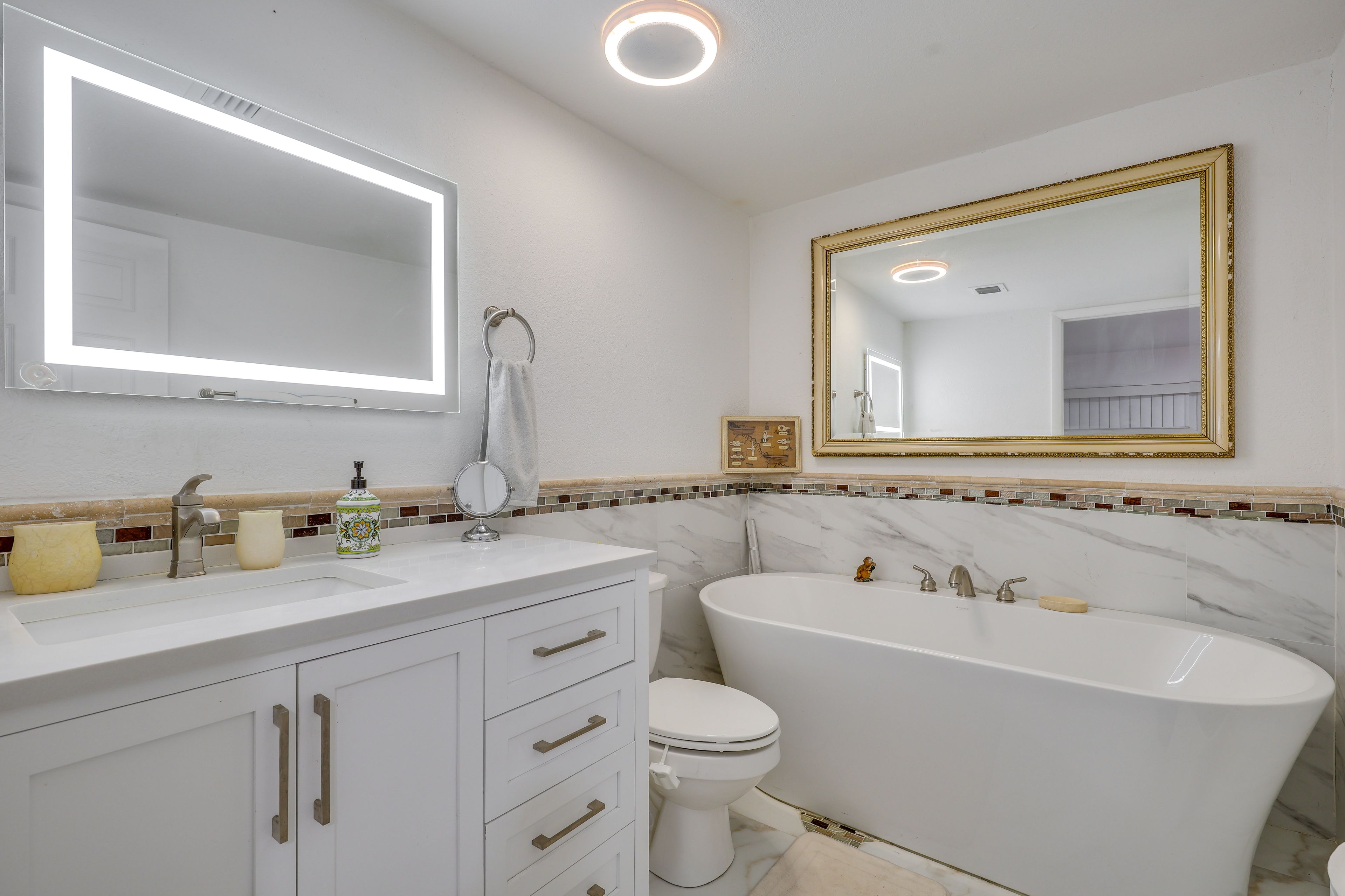 Full Bathroom | Towels Provided