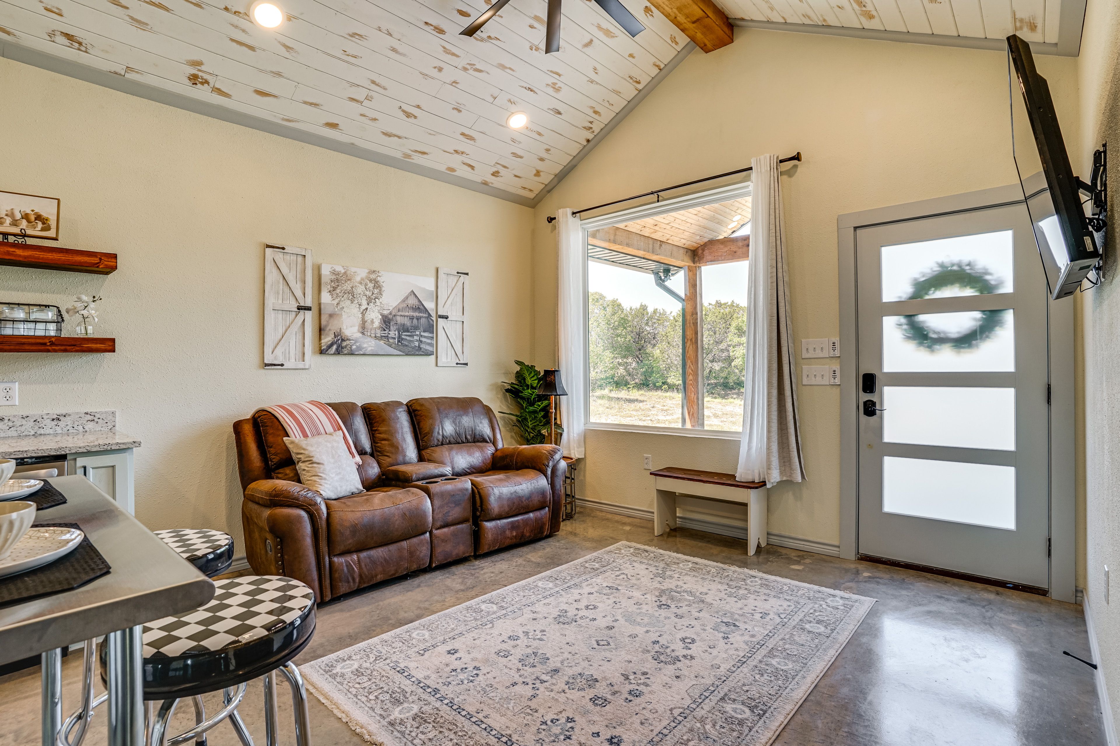 Living Room | Smart TV | Free WiFi | Central Air Conditioning/Heat