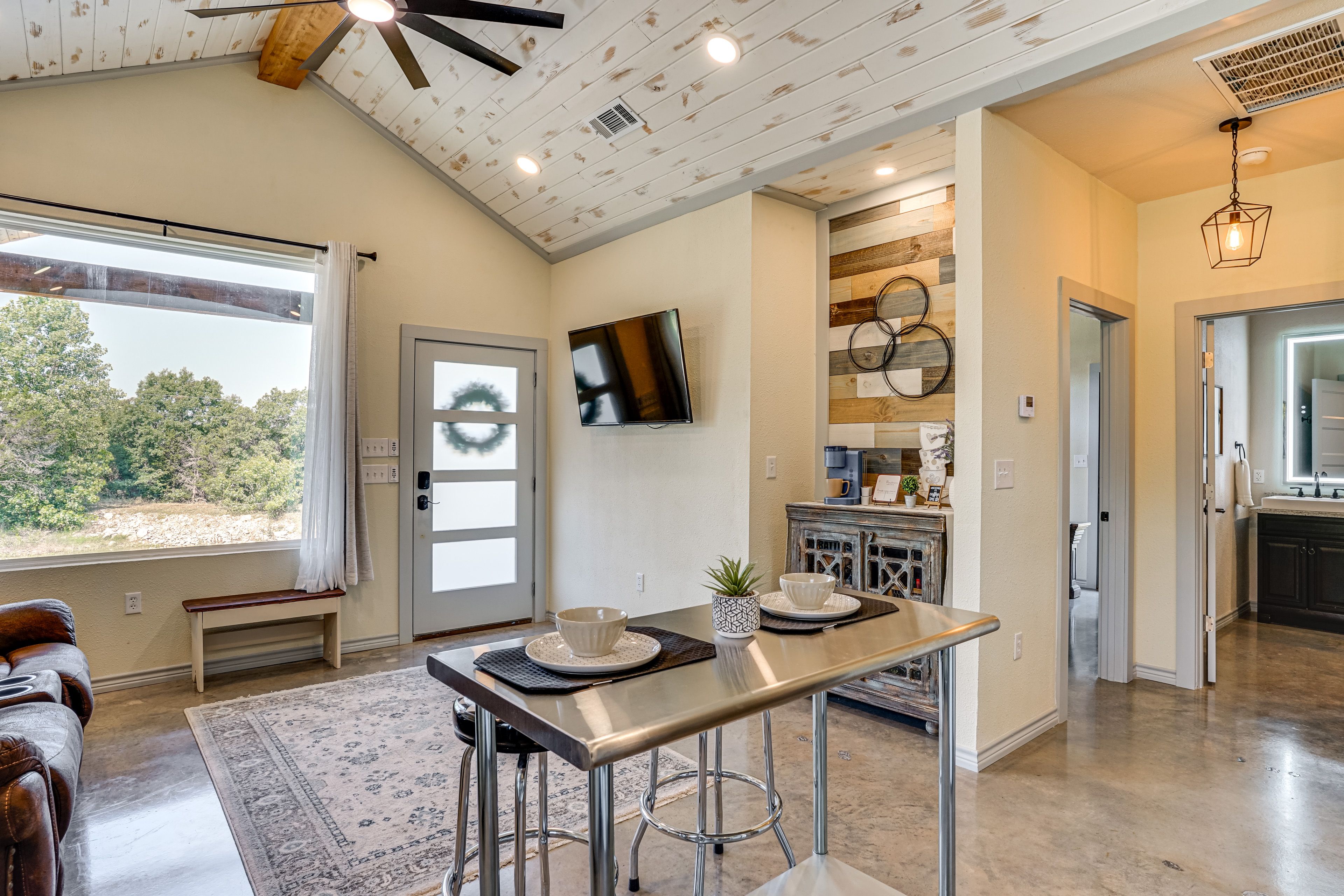 Dining Area | Dishware/Flatware Provided