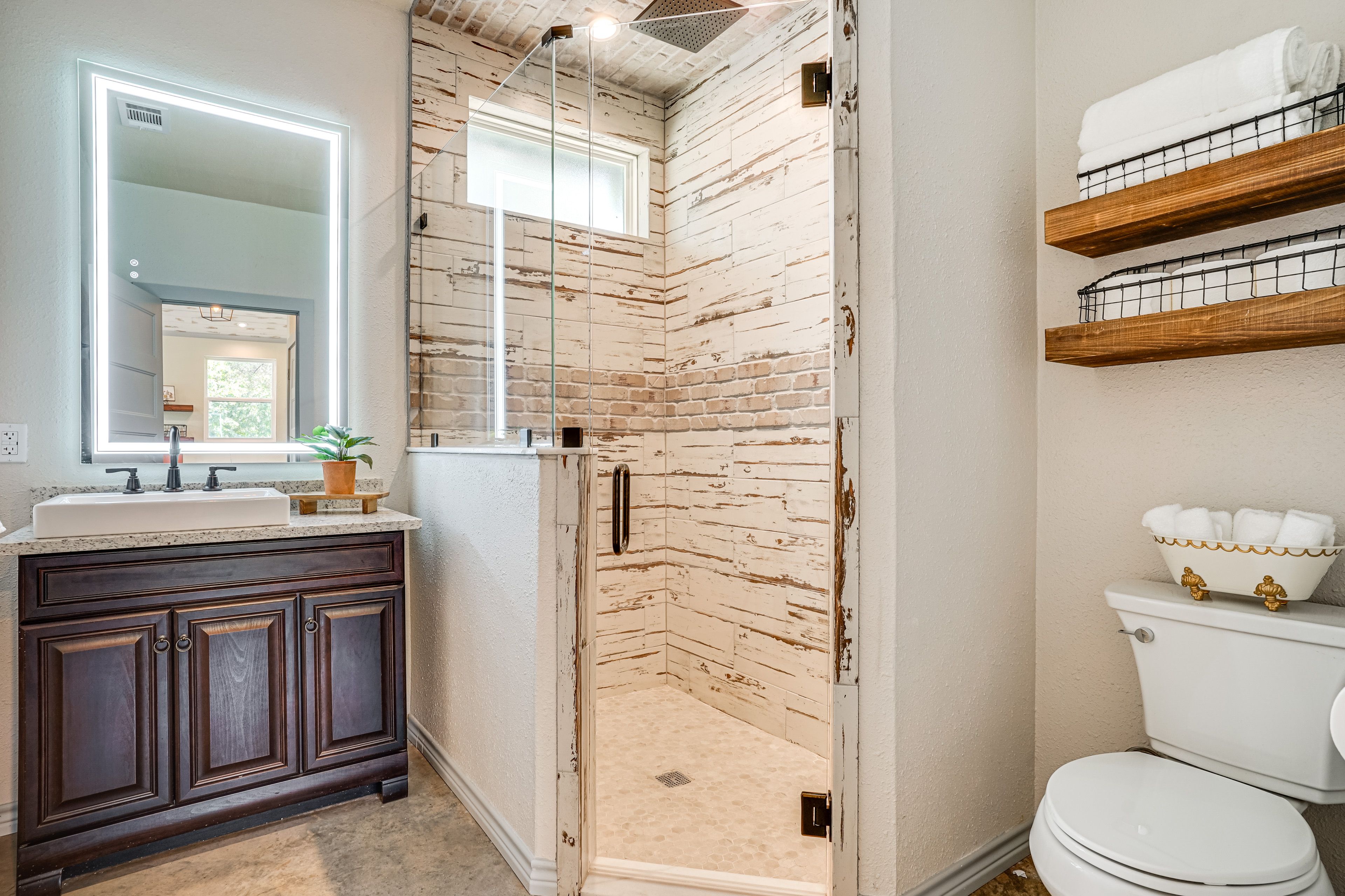 Full Bathroom | Towels Provided