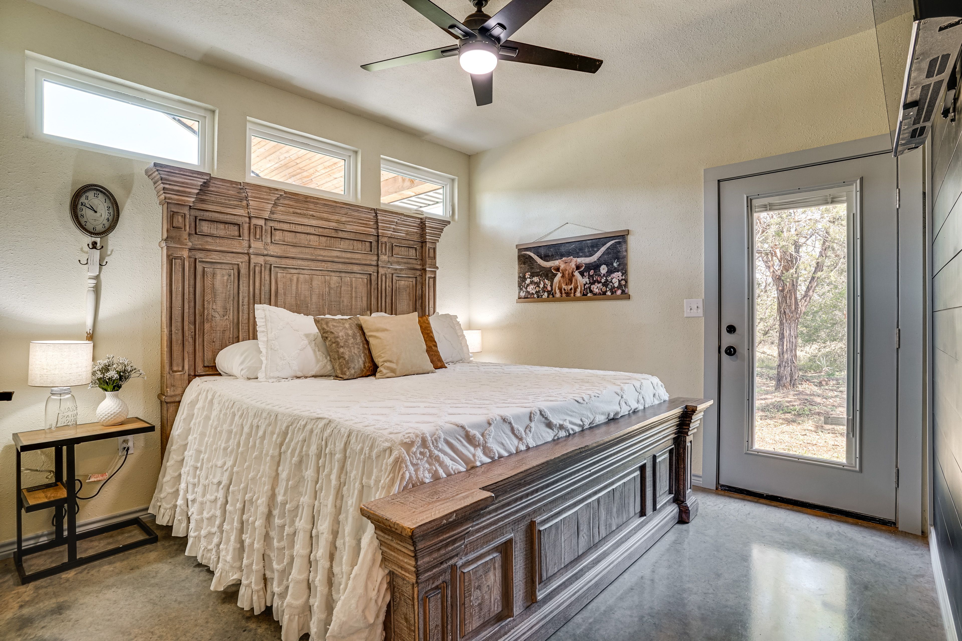 Bedroom | King Bed | Smart TV