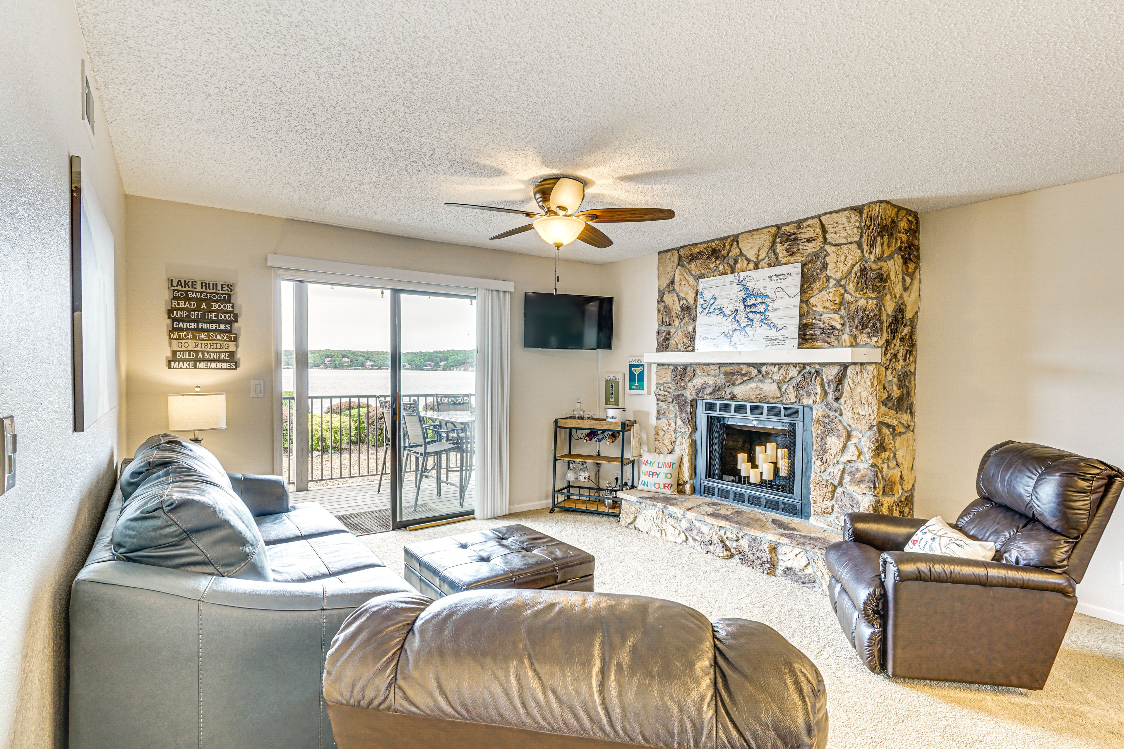 Living Room | Free WiFi | Central Heating & A/C | Smart TV