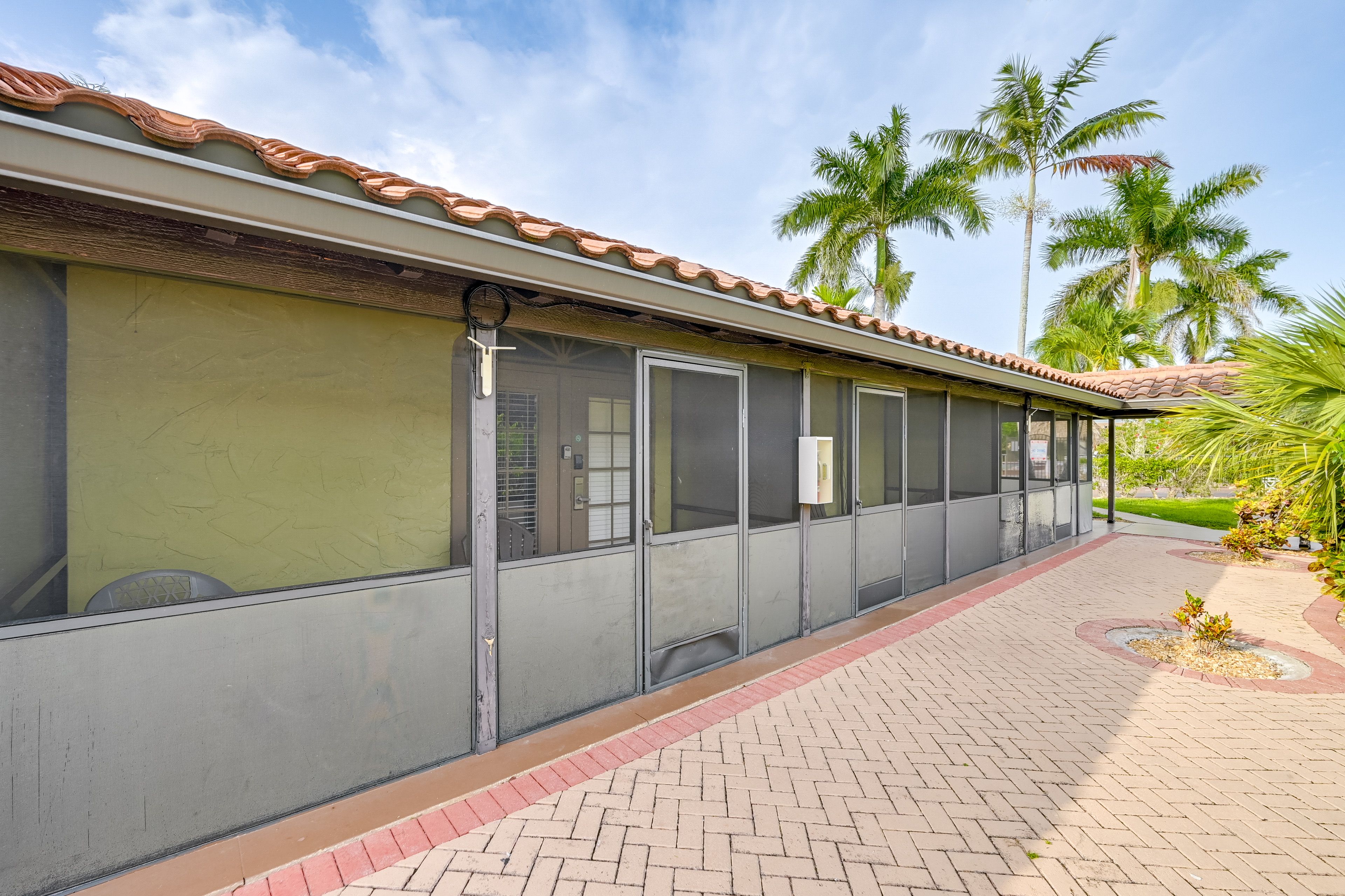 Building Exterior | Parking | Community Parking Lot (1 Vehicle)