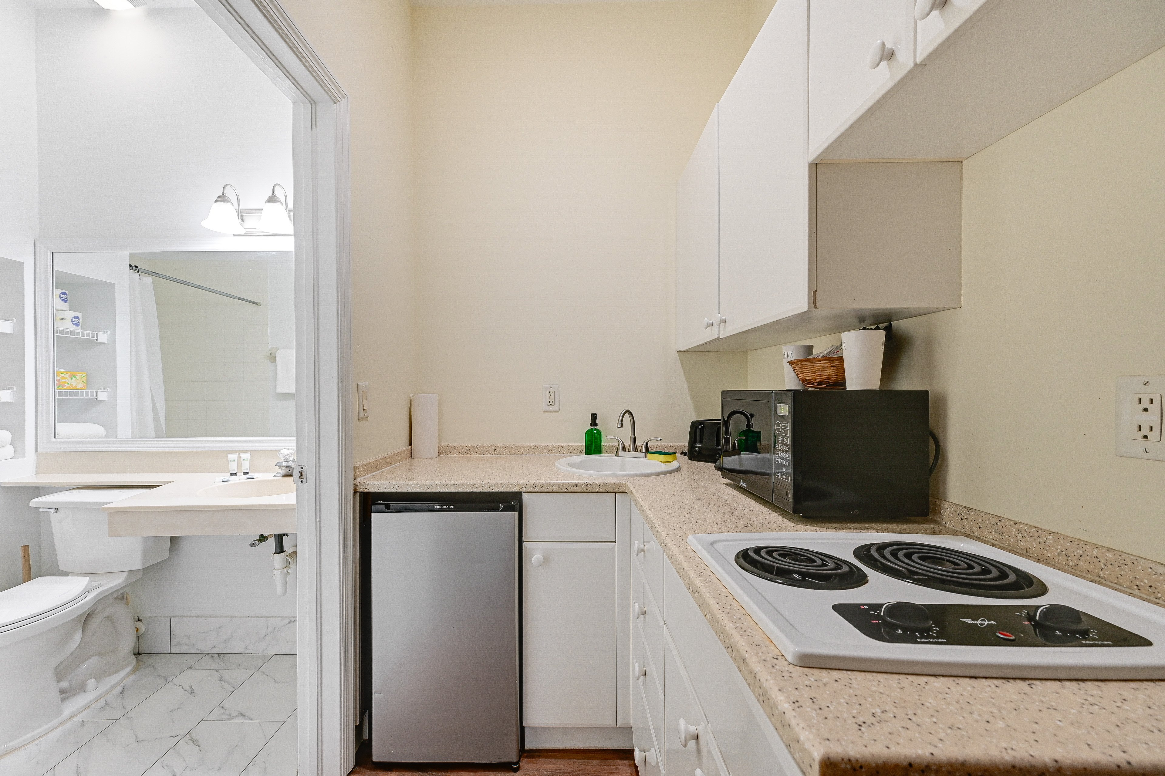 Kitchenette | Trash Bags & Paper Towels
