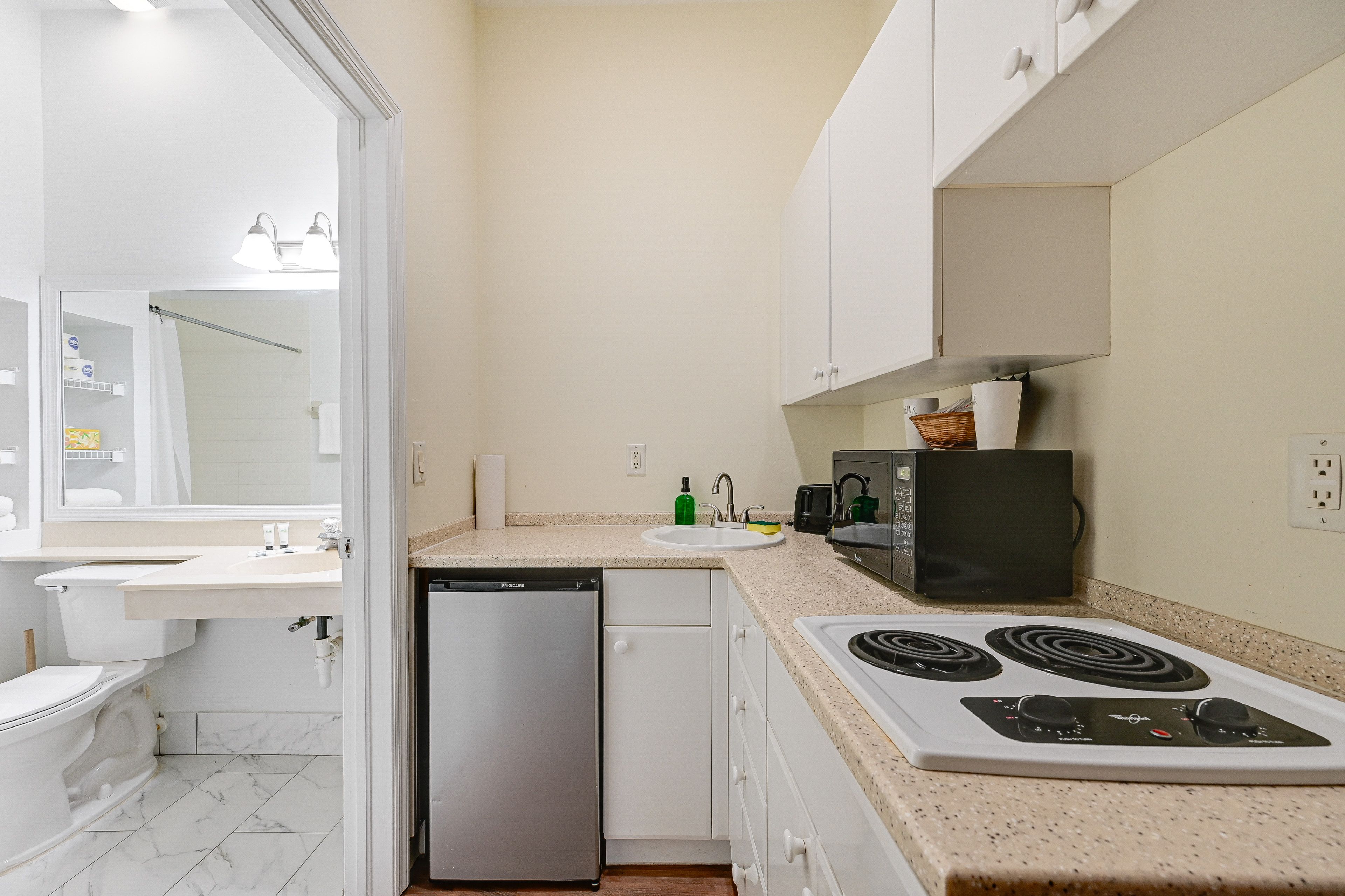 Kitchenette | Trash Bags & Paper Towels