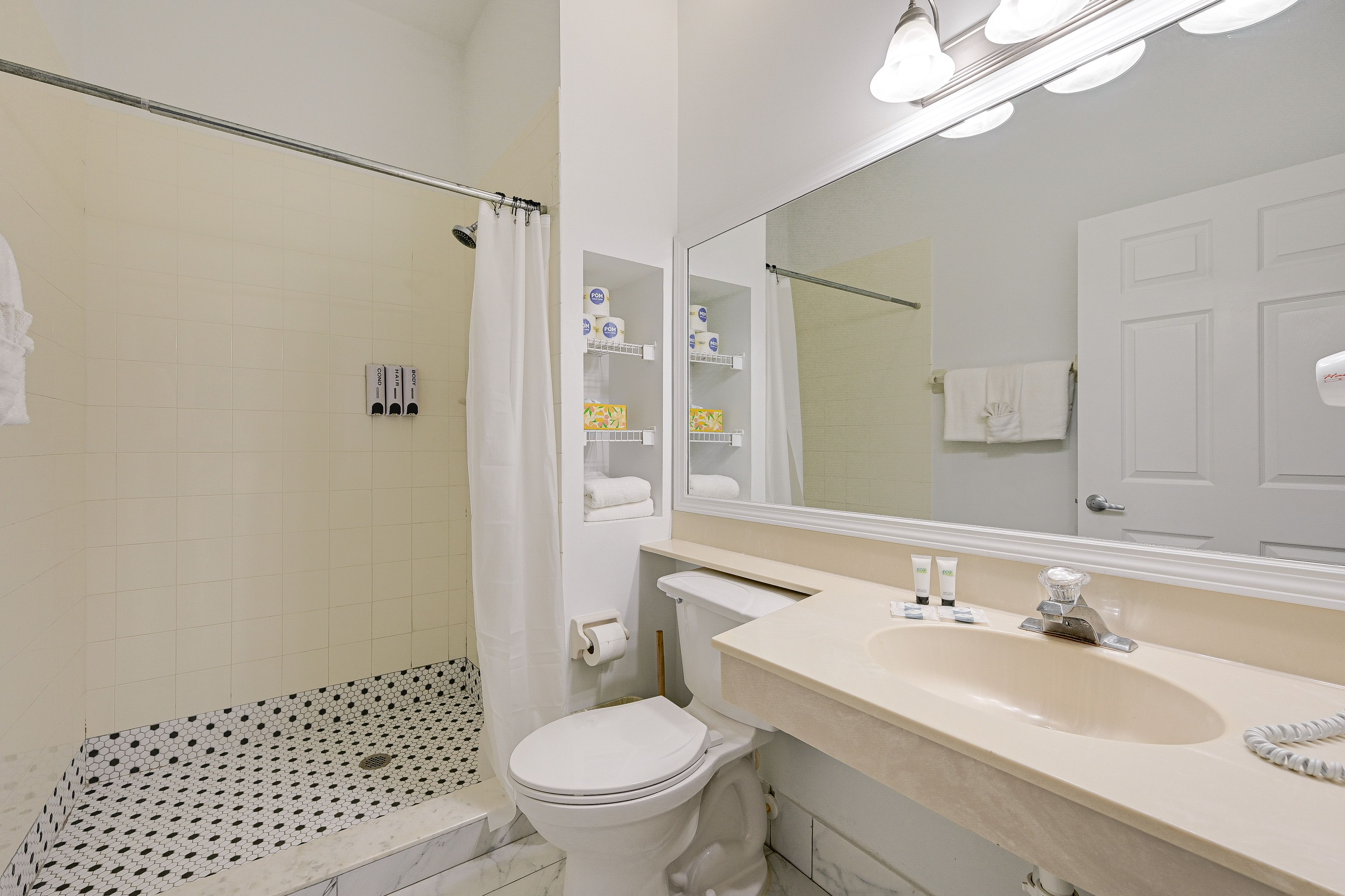 Full Bathroom | Towels Provided