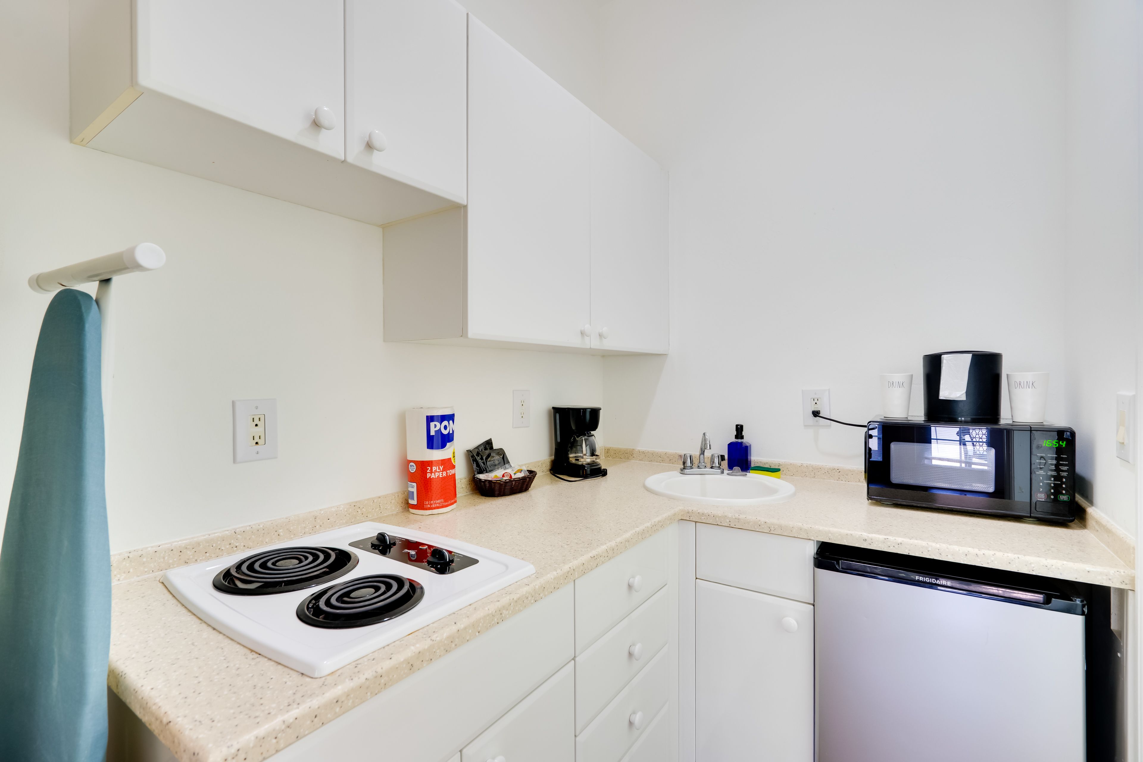 Kitchenette | Trash Bags & Paper Towels