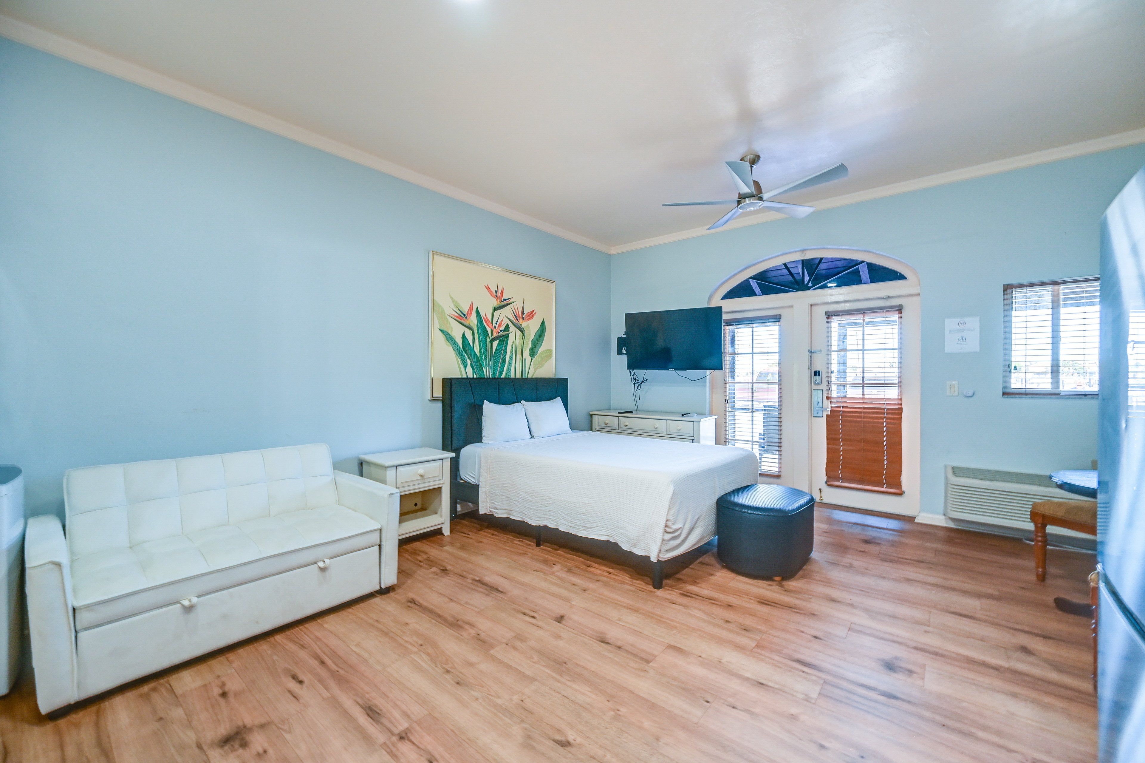 Living Room | Queen Bed | Free WiFi | Central Heat | 2-Person Table