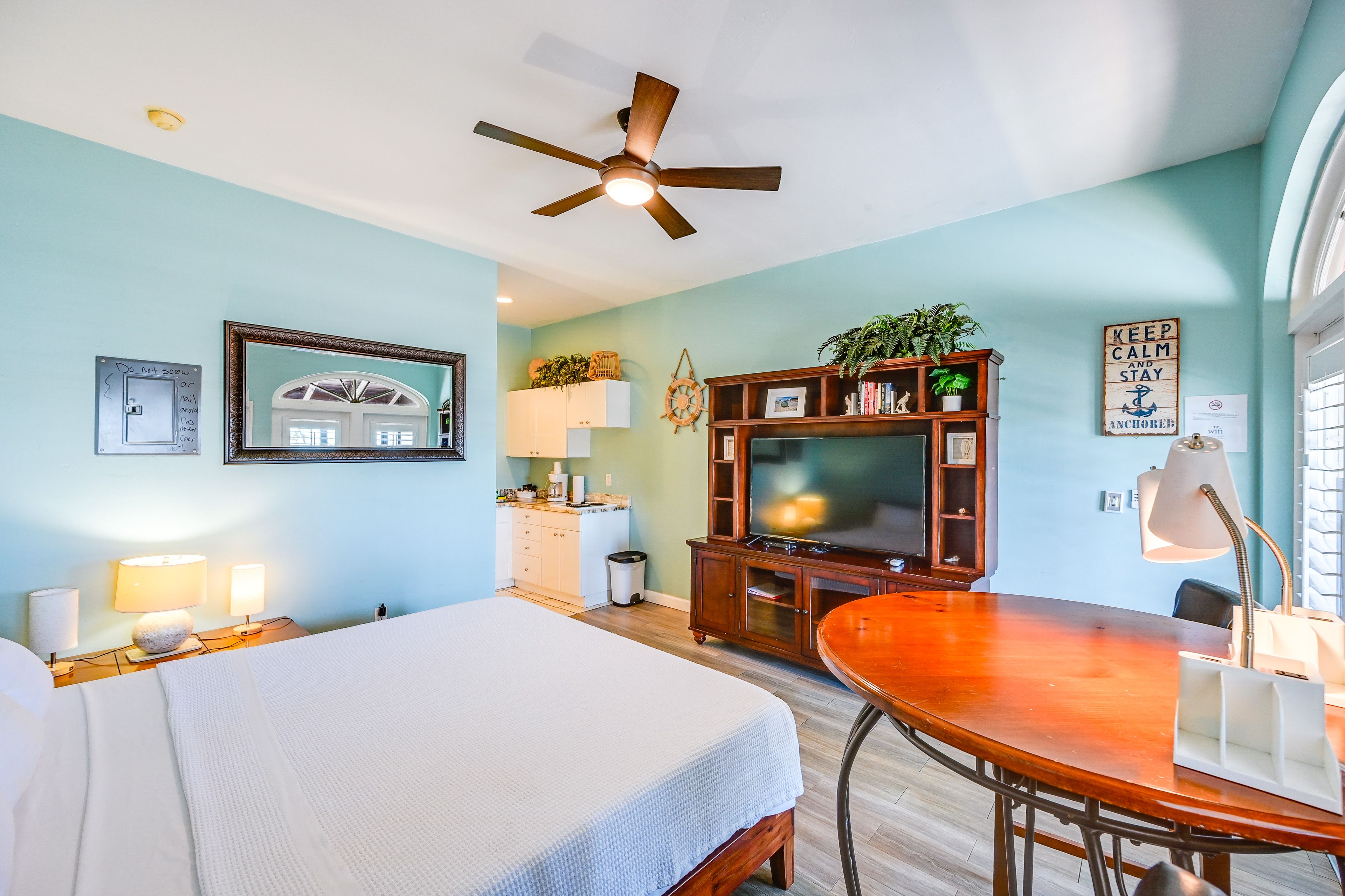 Studio | King Bed | Free WiFi | Central Heat | High-Top Seating