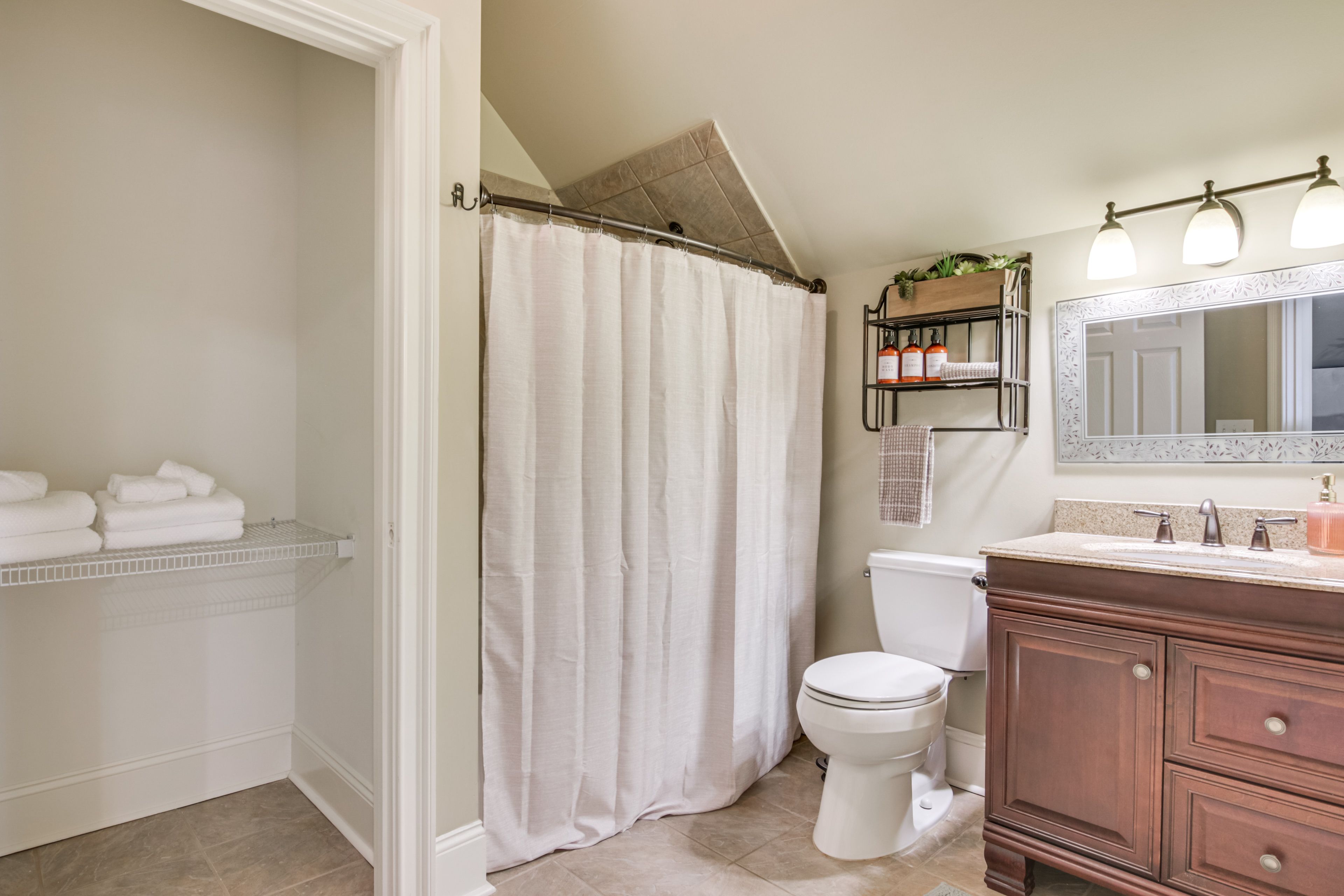 Full Bathroom | 3rd Floor