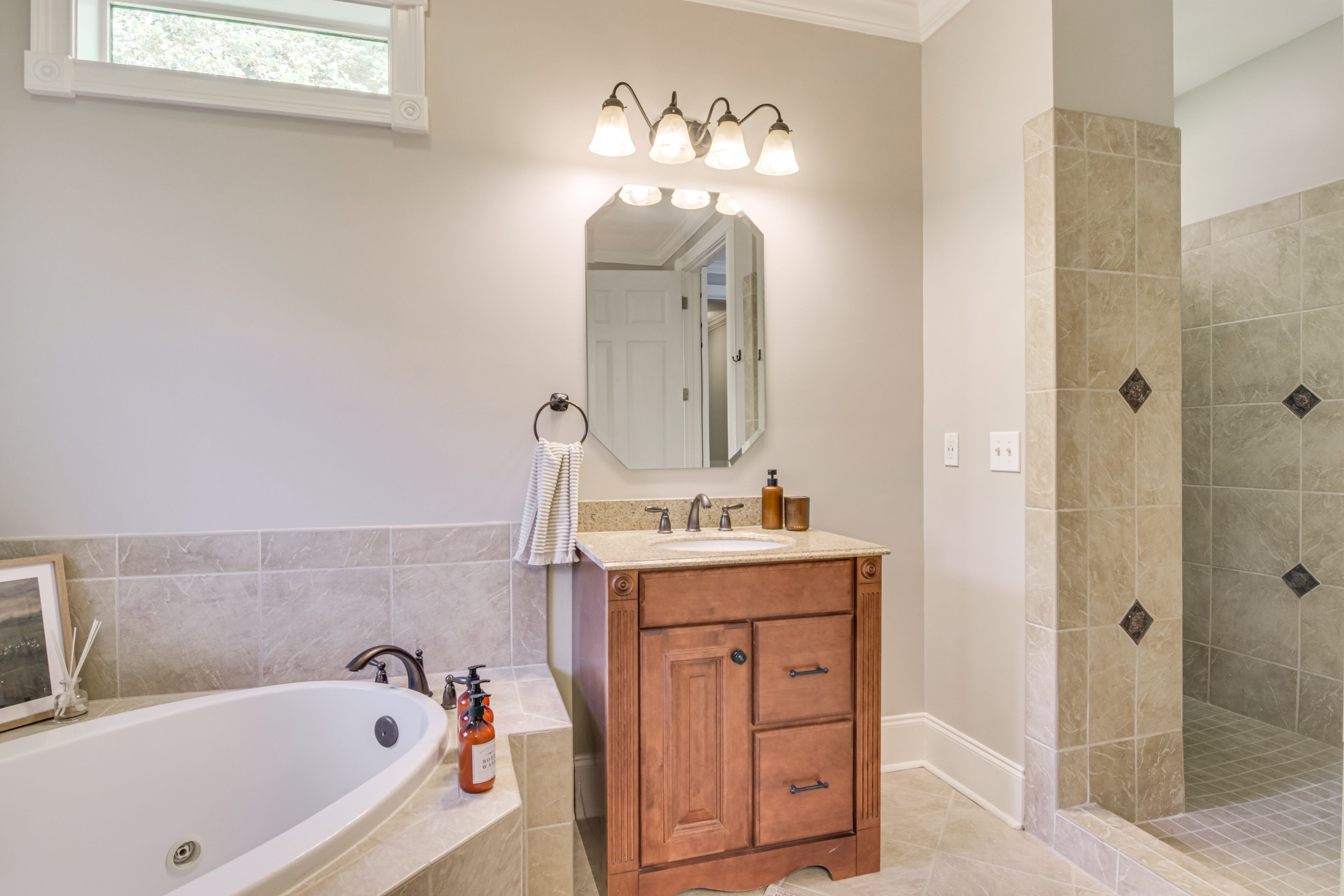 Full Bathroom | 2nd Floor | Jetted Tub