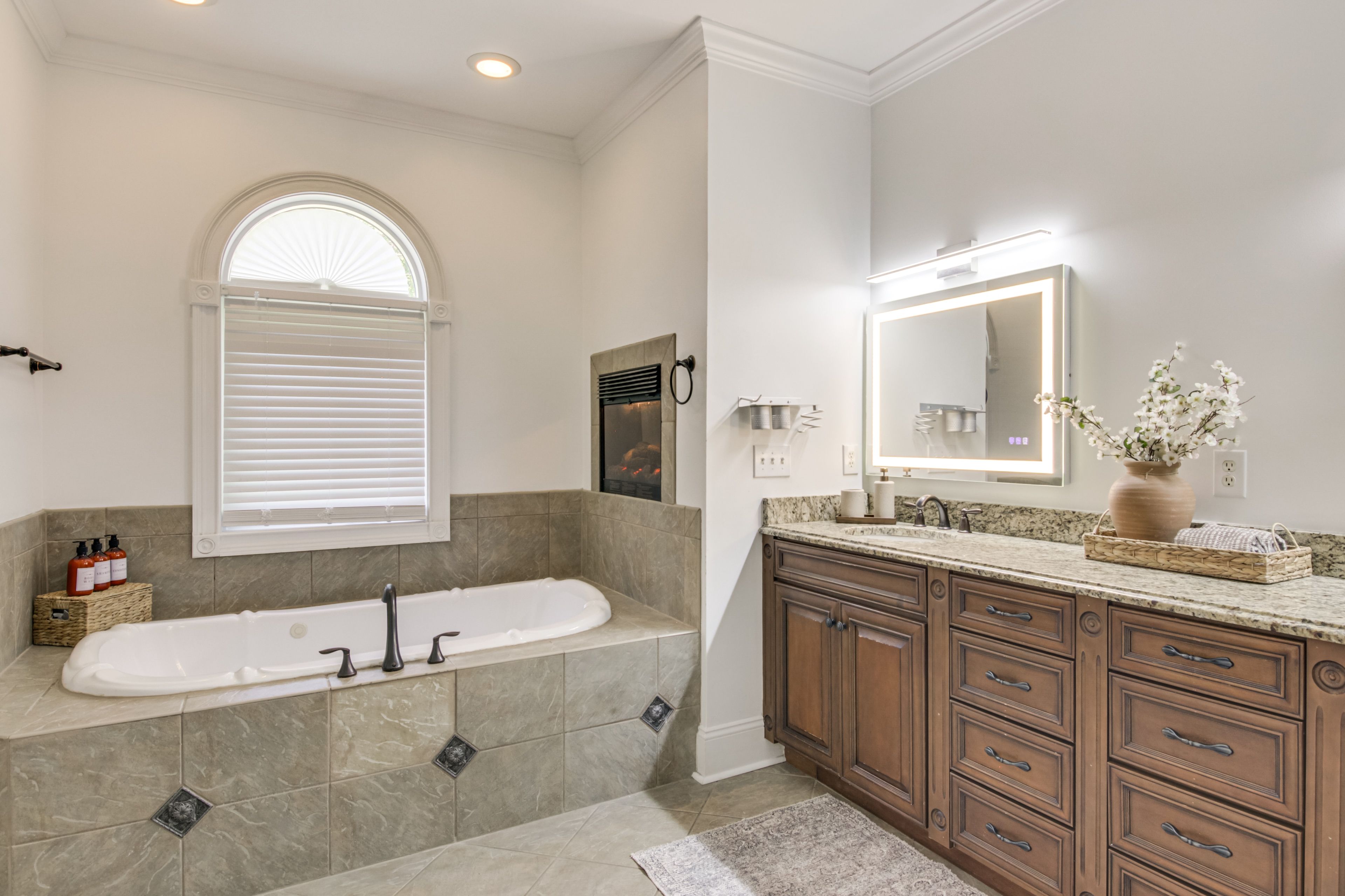 En-Suite Bathroom | 1st Floor | Towels Provided | Jetted Tub