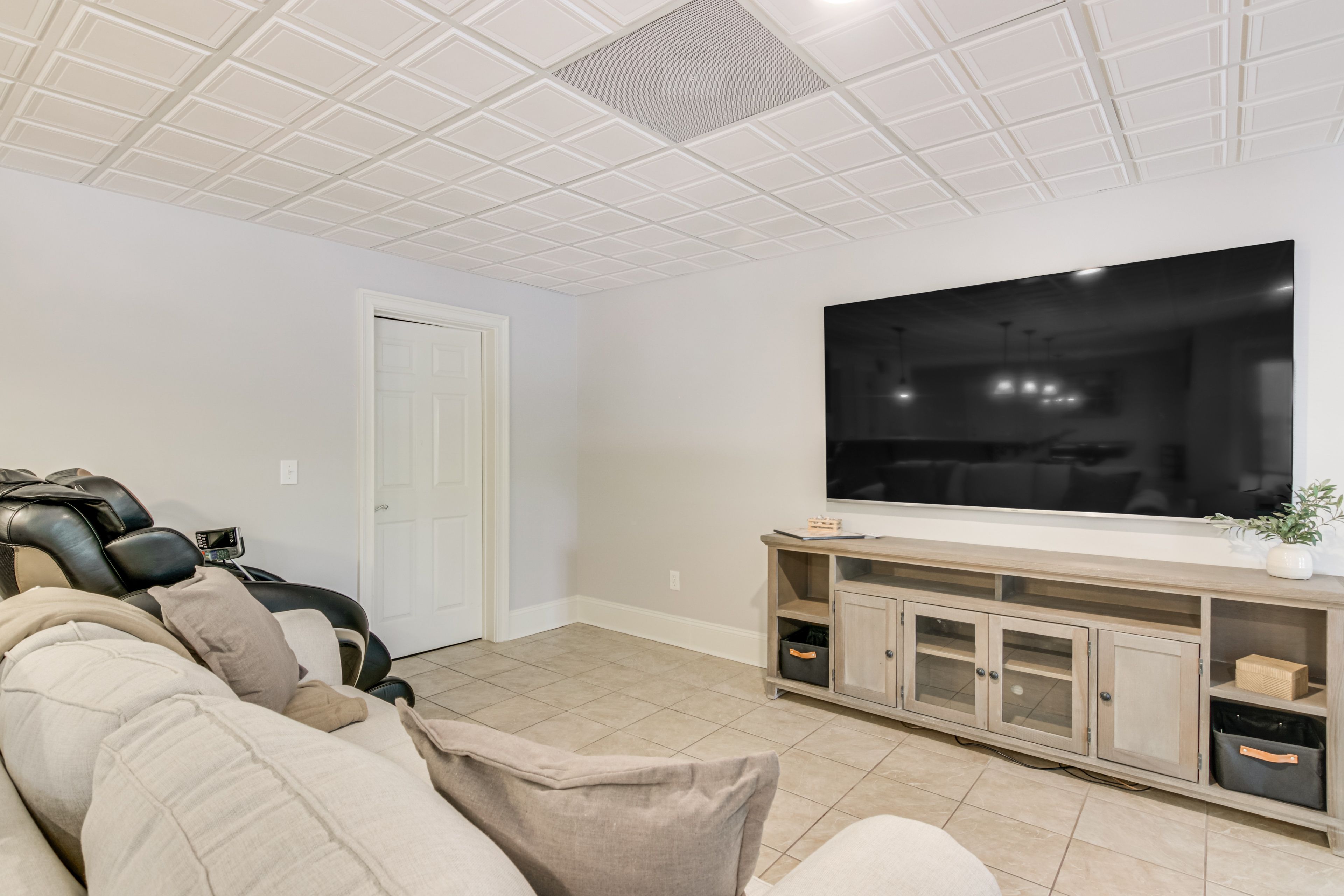 Game Room | Ground Floor | Air Hockey Table | Pool Table | Smart TV