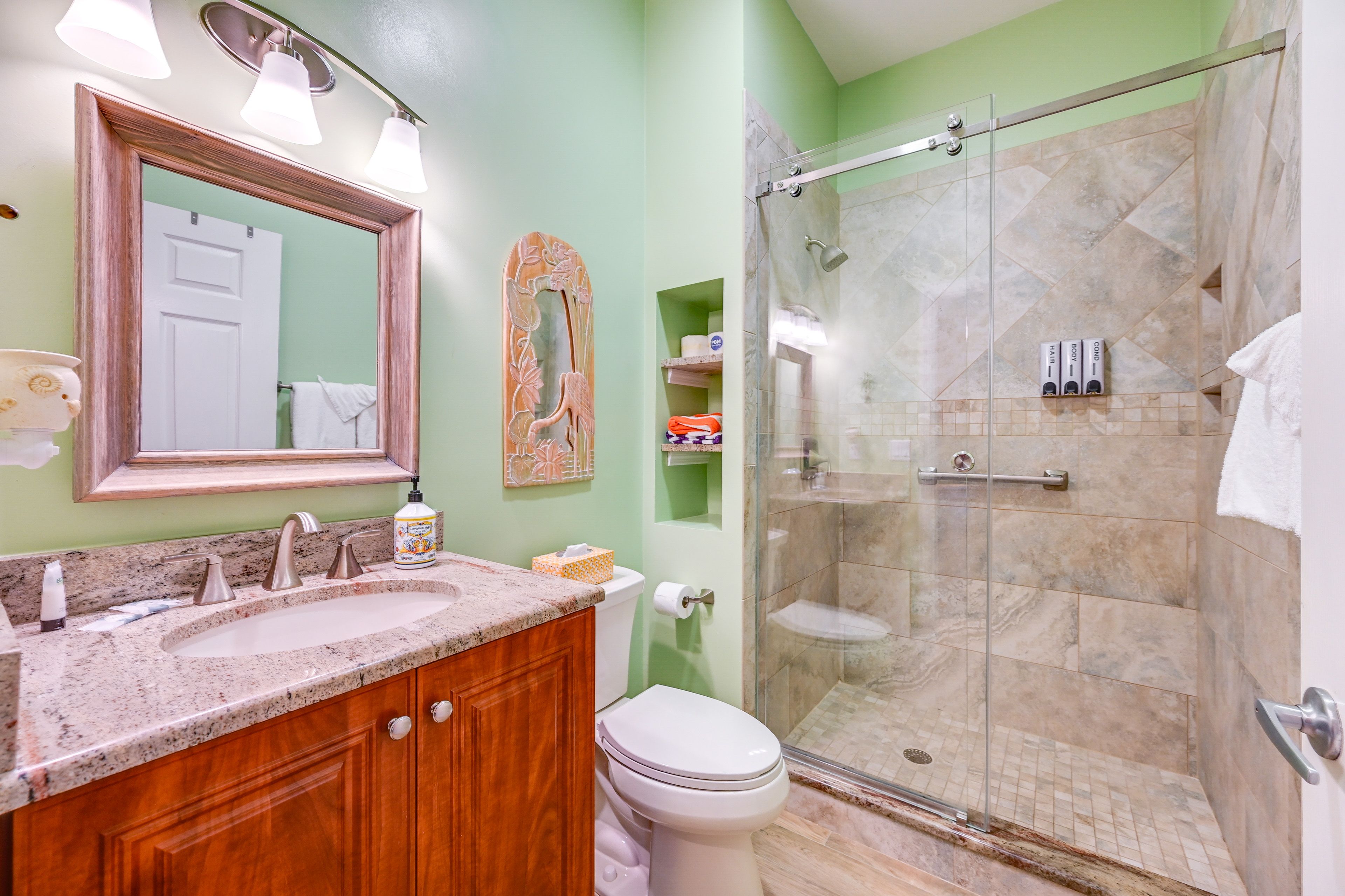 Full Bathroom | Towels Provided