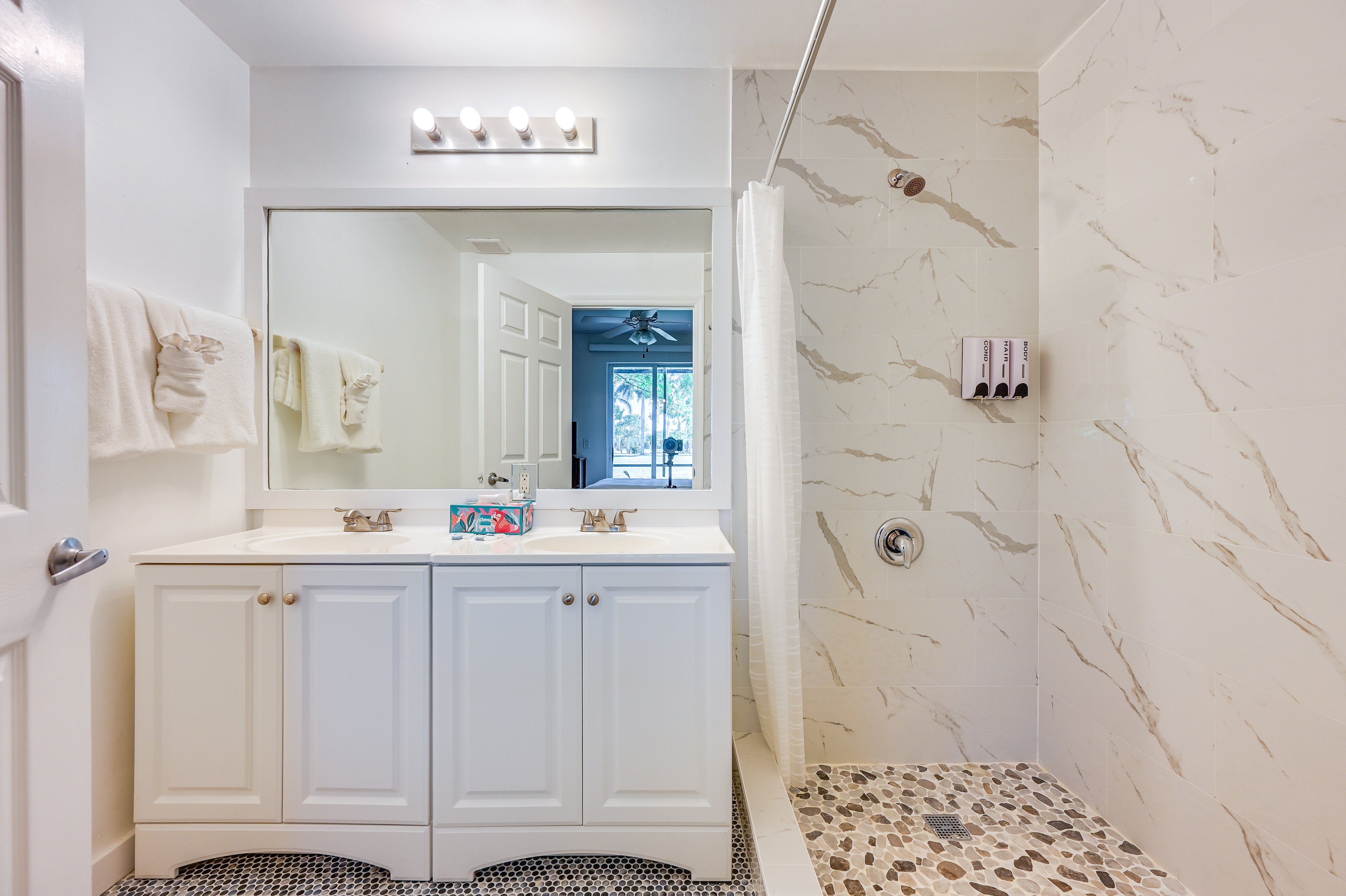 Full Bathroom | Towels Provided