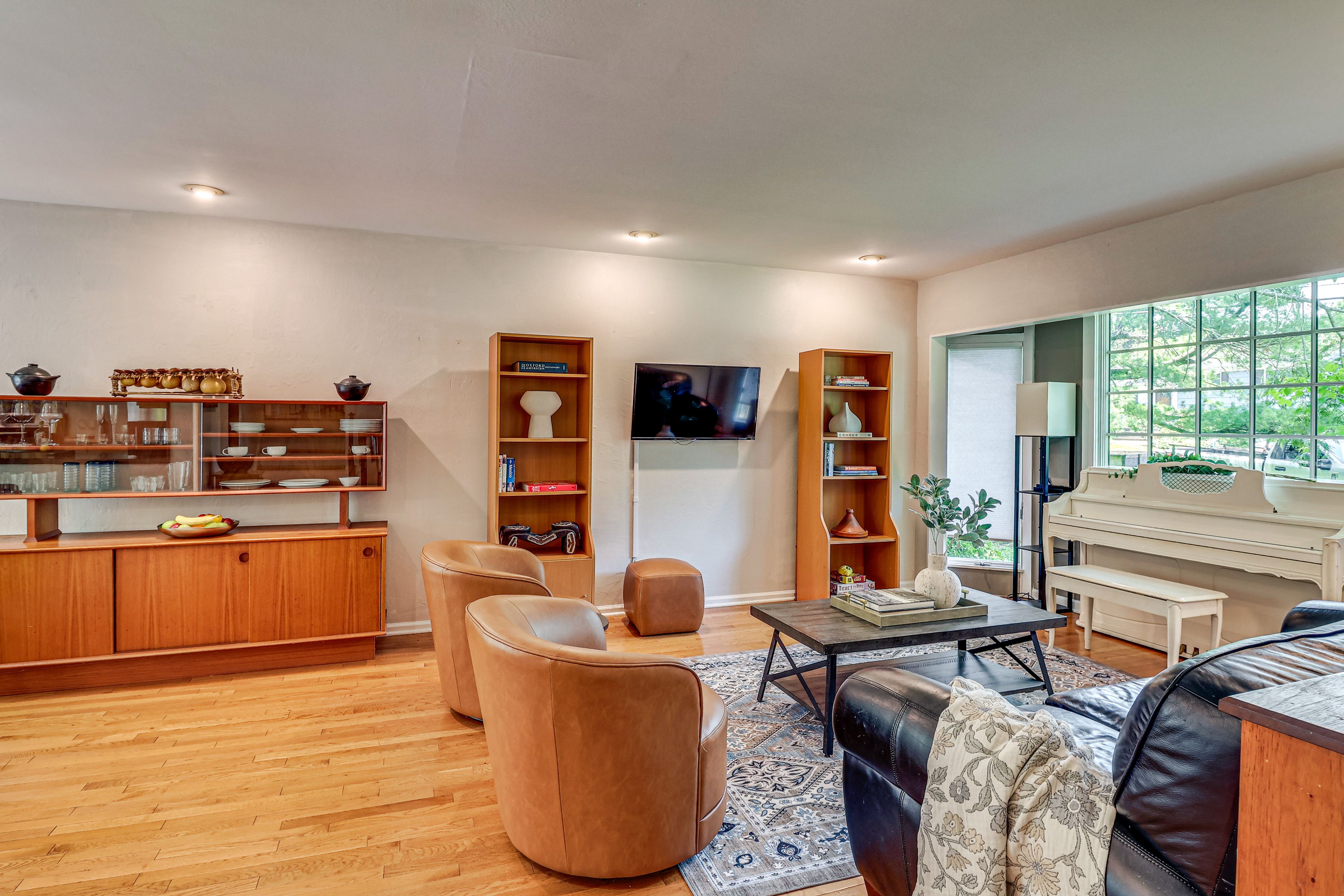 Living Room | Main Level | Piano | Smart TV | Free WiFi | Board Games