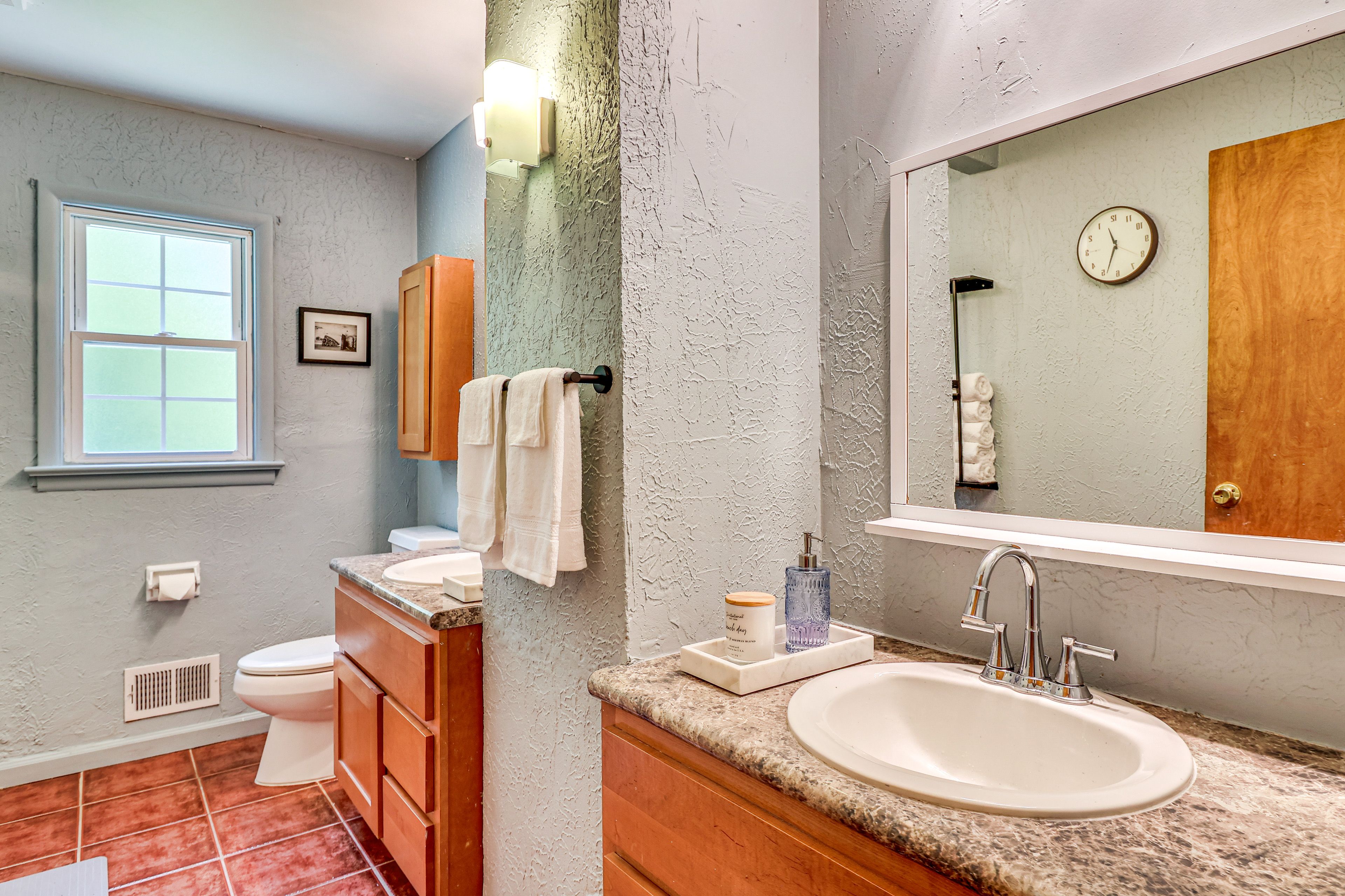 Full Bathroom | Upper Level | Towels Provided