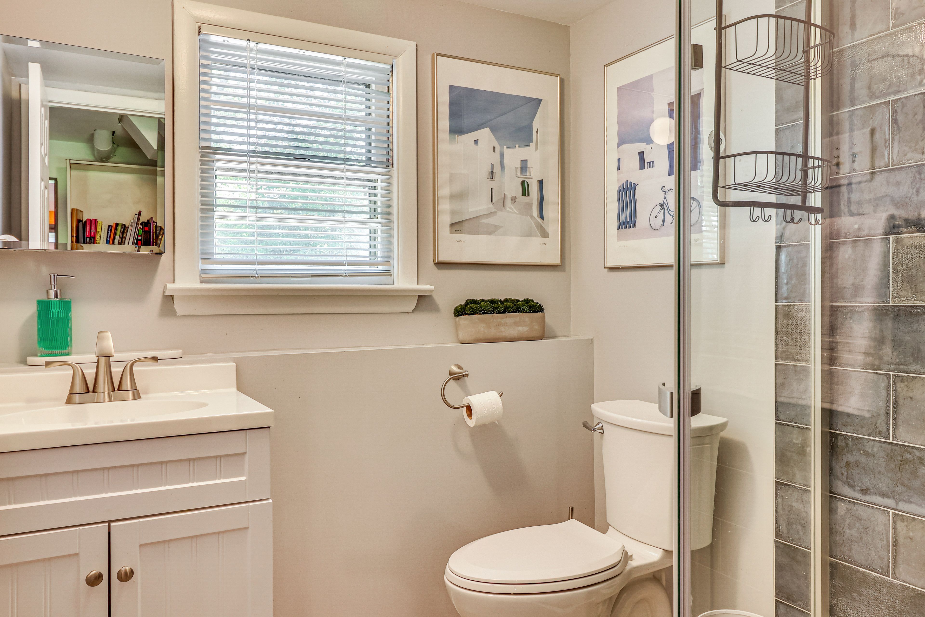 Full Bathroom | Lower Level | Complimentary Toiletries | Hair Dryer