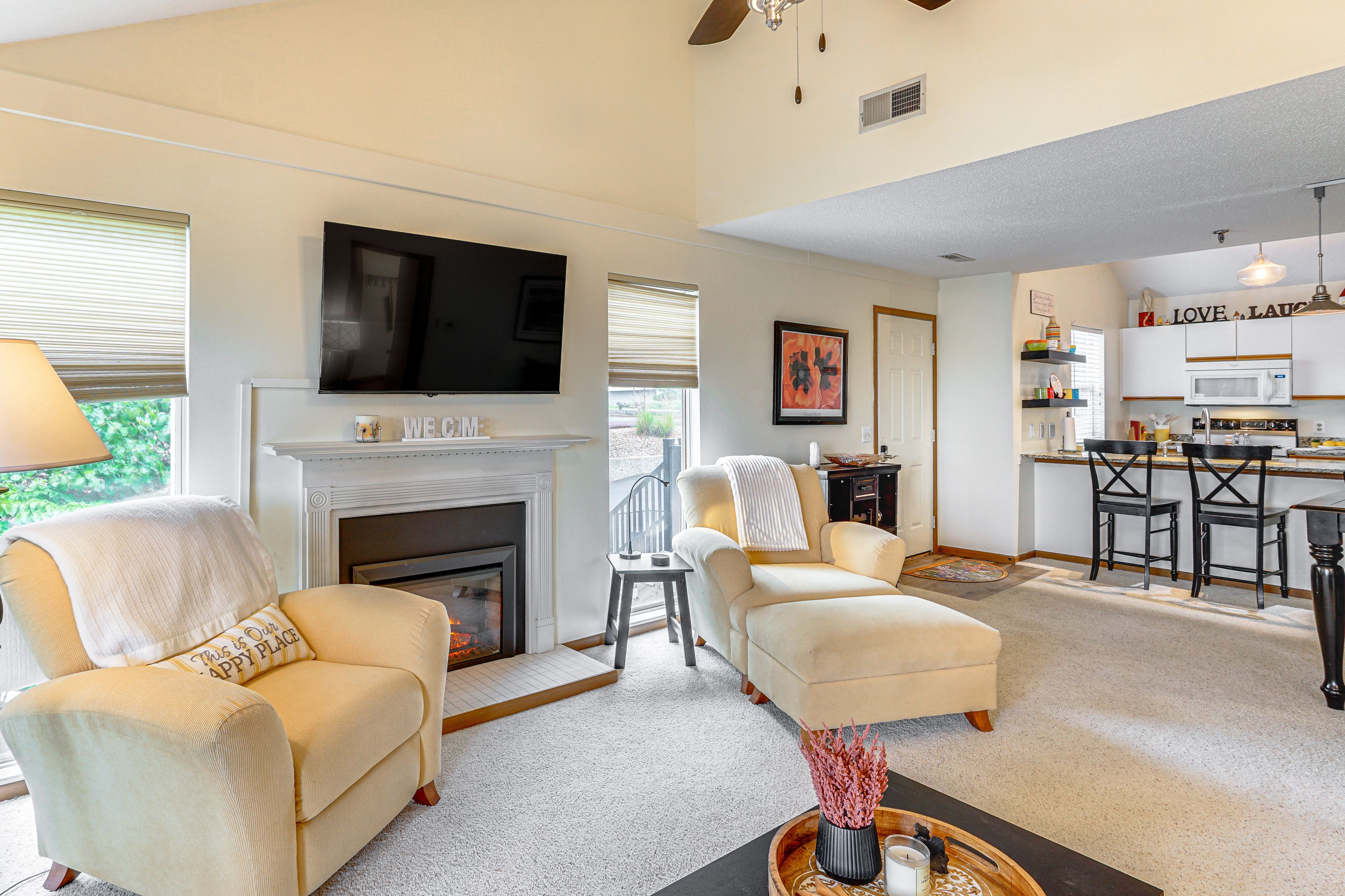 Living Room | Flat-Screen TV | Fireplace | Central Heating & A/C | Free WiFi