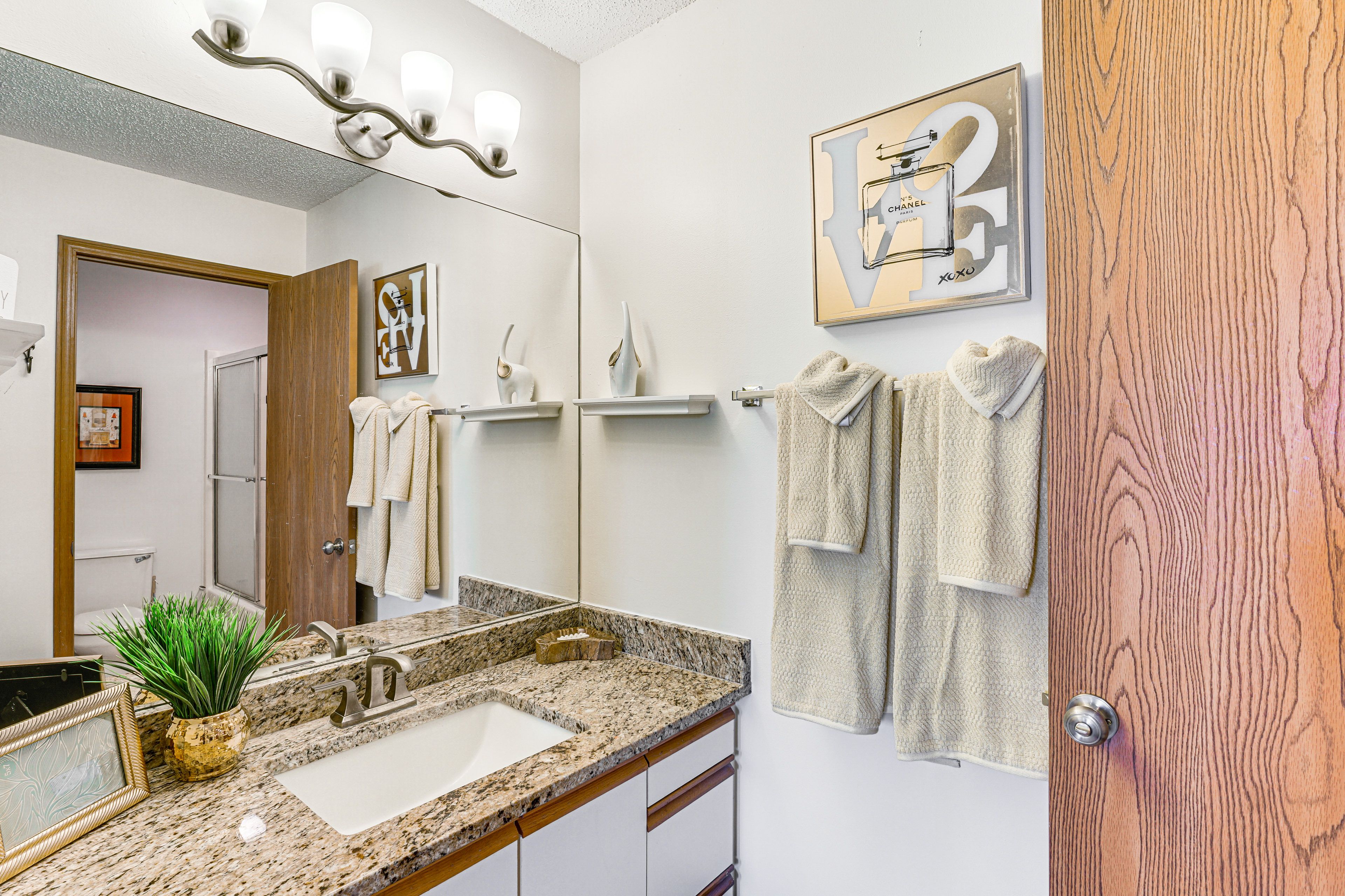 Full Bathroom | Complimentary Toiletries | Towels Provided