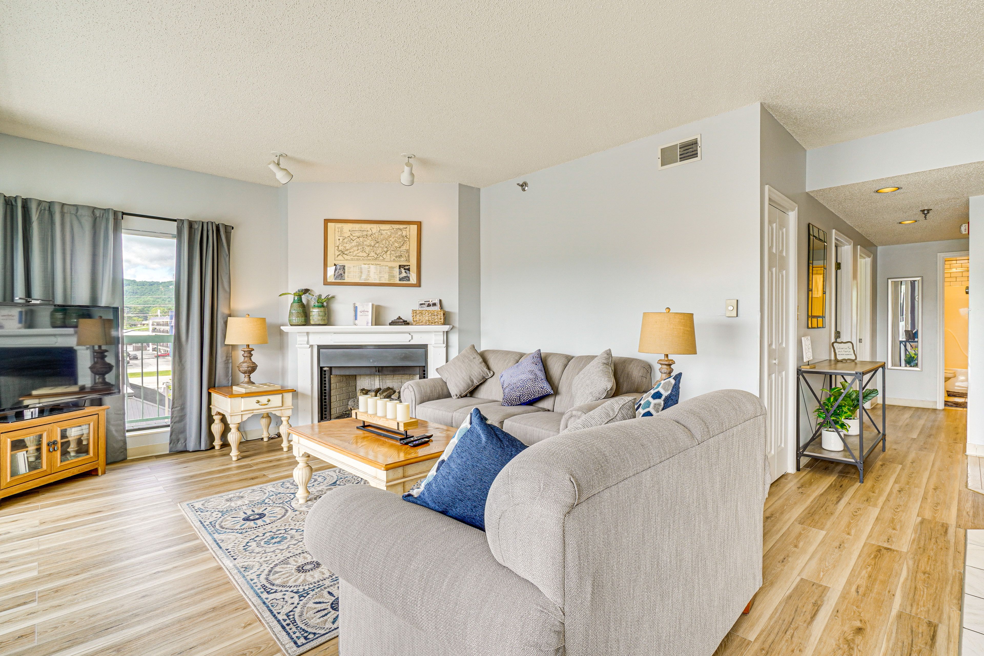 Living Room | Central A/C & Heat | Free WiFi | Smart TV