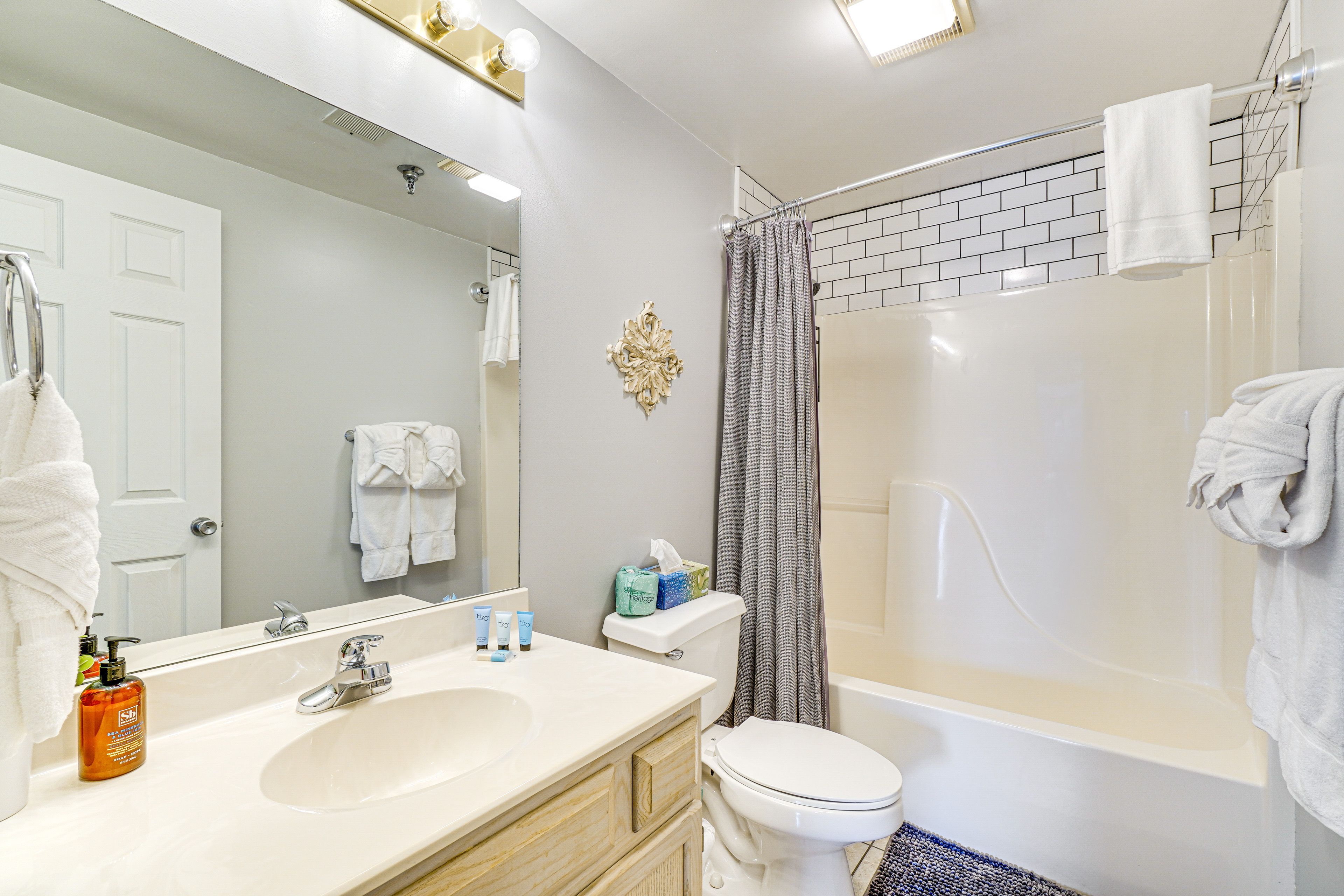 Full Bathroom | Shower/Tub Combo