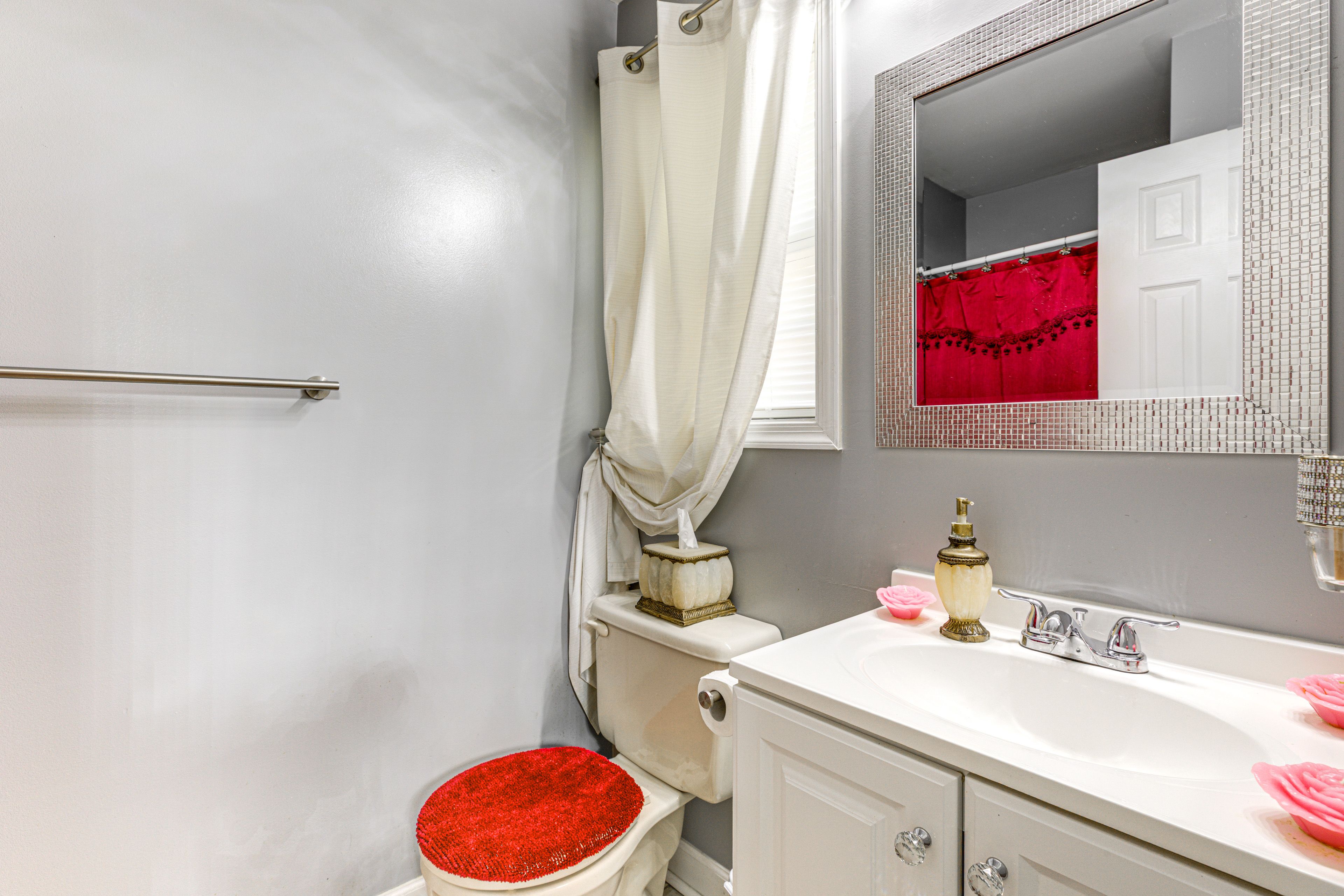 Full Bathroom | Towels Provided | 2nd Floor
