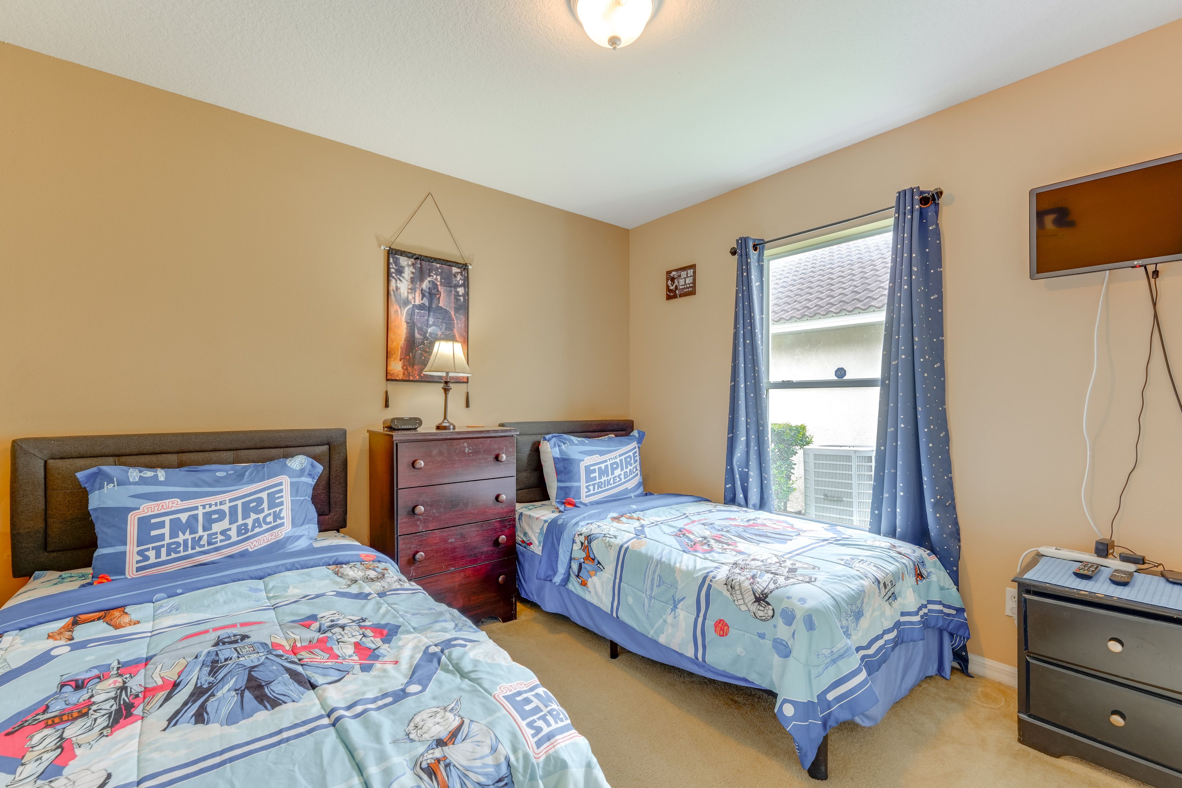 Bedroom 4 | 2 Twin Beds | Smart TV
