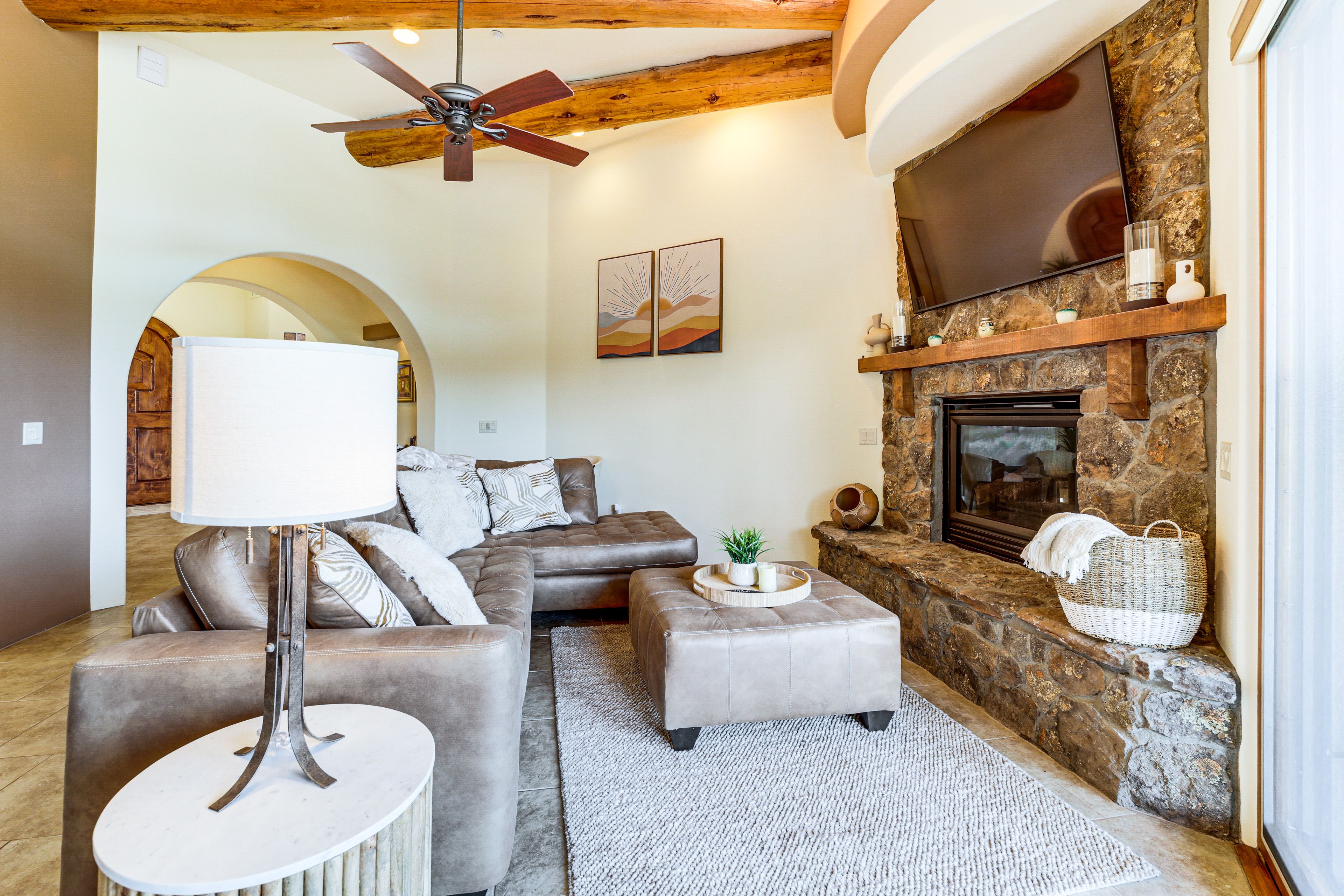 Living Room | Free WiFi | Smart TV | Fireplace