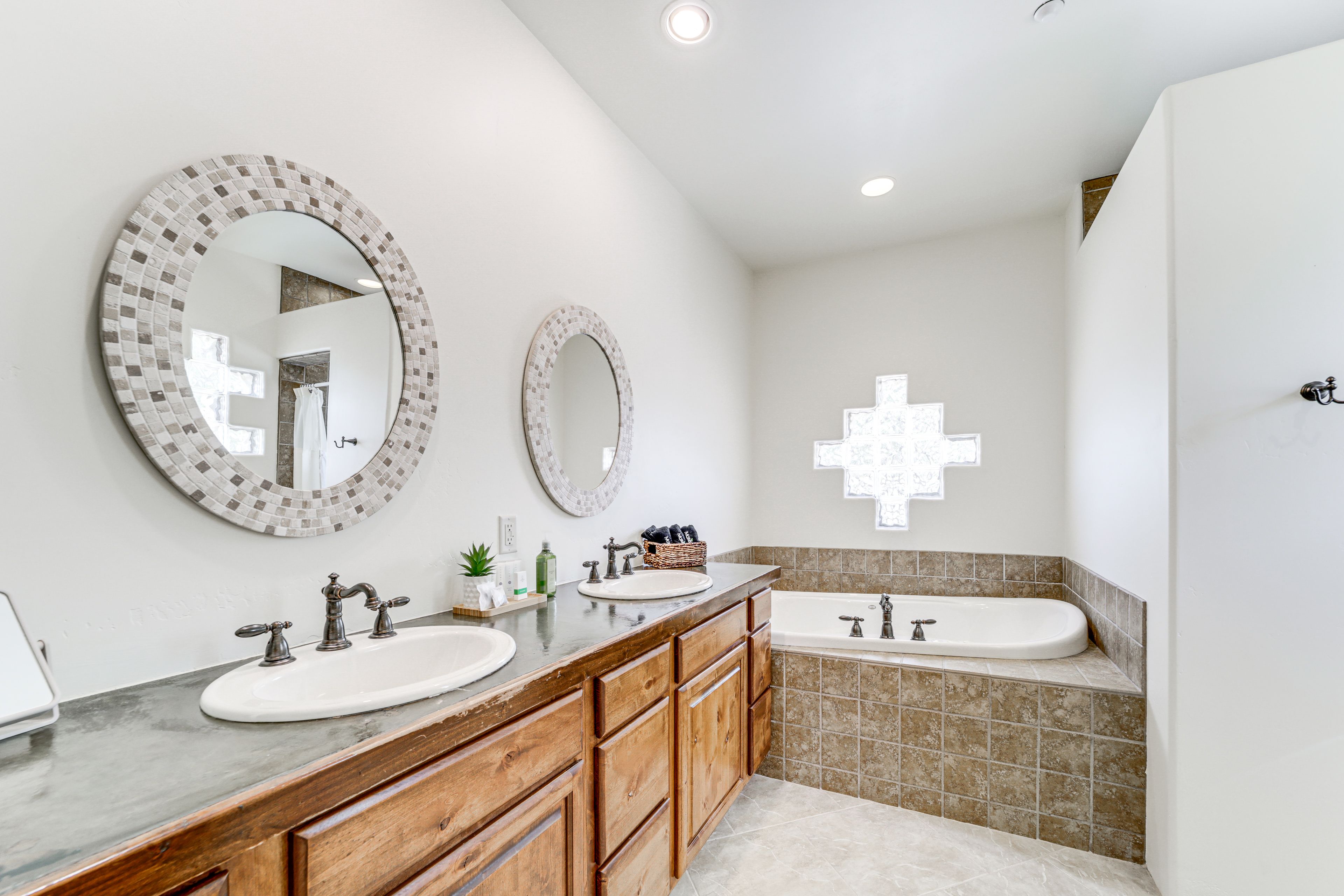 Full Bathroom | Towels Provided