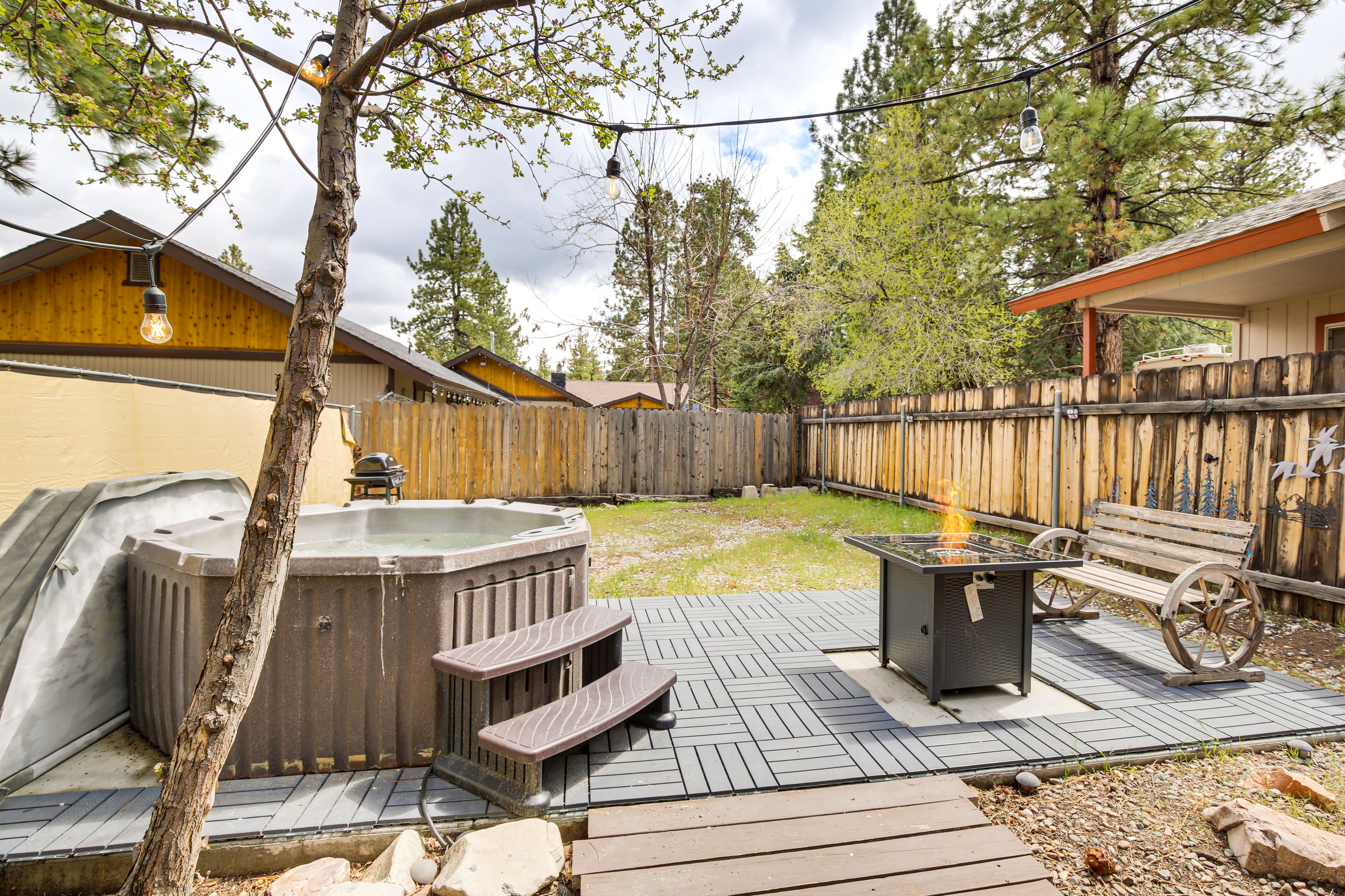 Big Bear Vacation Rental | 1BR | 1BA | 2 Steps Required | 710 Sq Ft