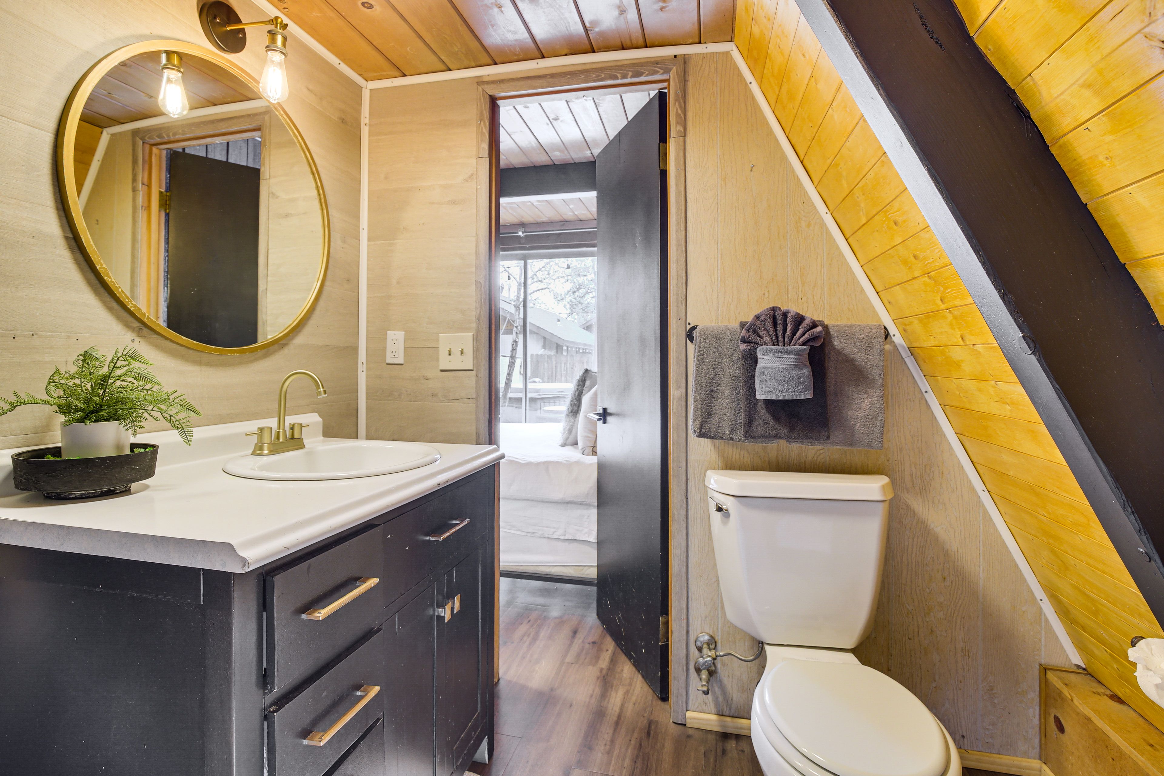 Full Bathroom | 1st Floor | Towels Provided