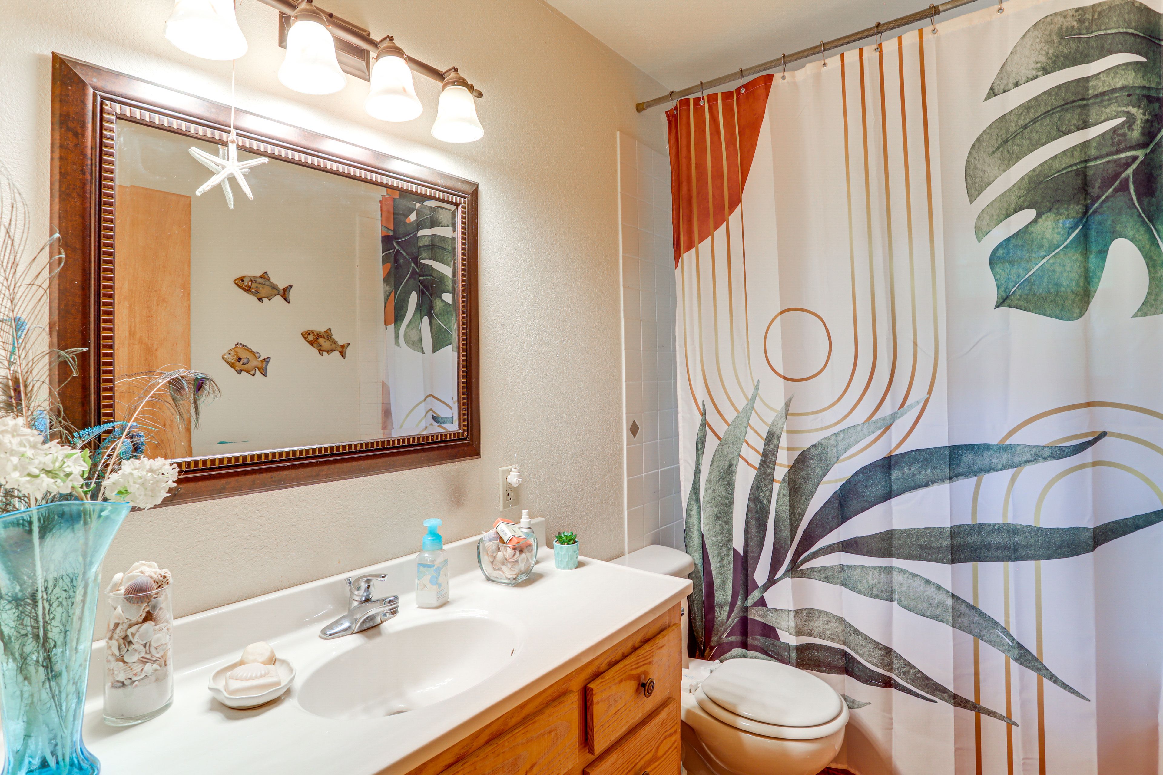 Full Bathroom | 1st Floor | Towels Provided