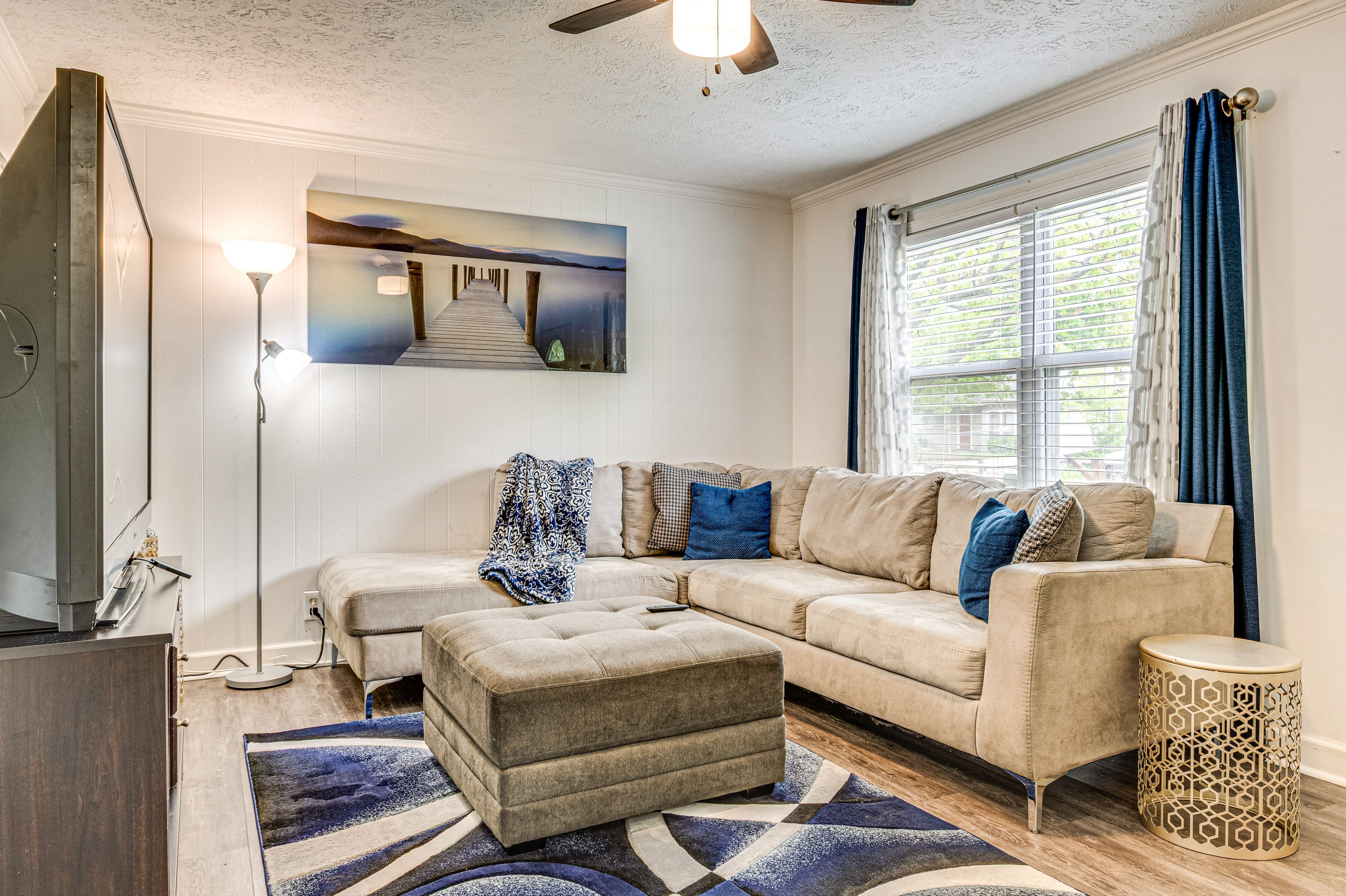 Living Room | Flat-Screen TV | Central Heating & A/C | Free WiFi